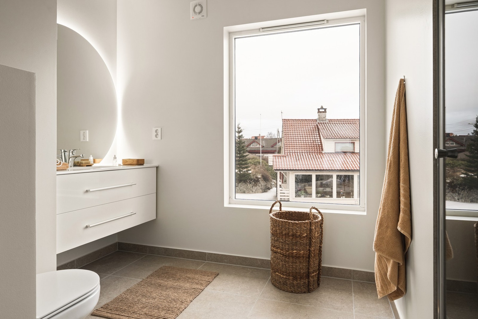 Det er varmekabler i gulvet, vegghengt toalett, dusjhjørne og baderomsinnredning med nedfelt servant. Galleribilde