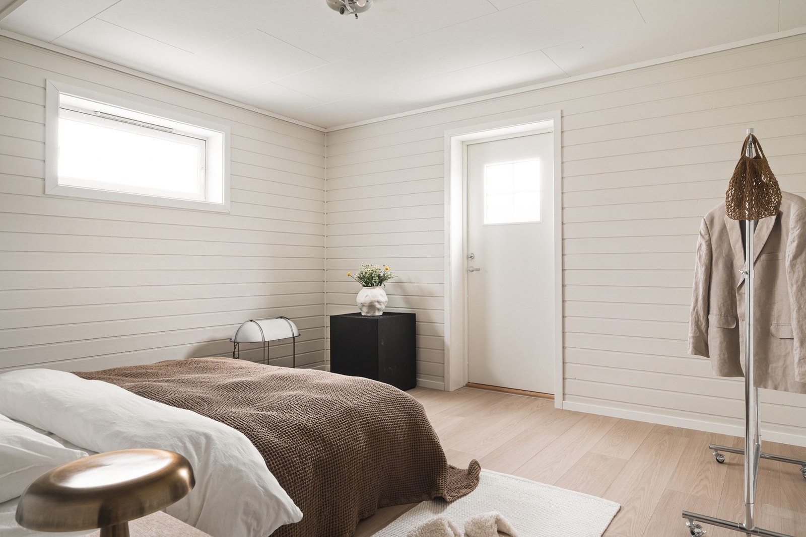 Fra hallen har man adkomst til et romslig soverom på 13,4 kvm. Galleribilde