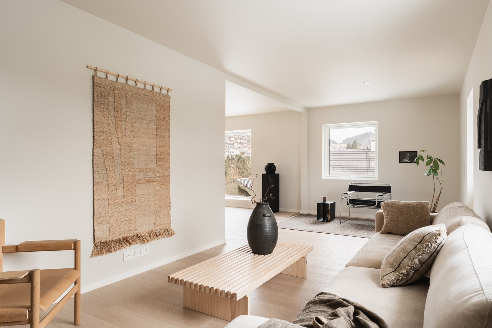 Rommet oppleves lyst og romslig, med god plass til både spisegruppe og flere sittegrupper. Galleribilde