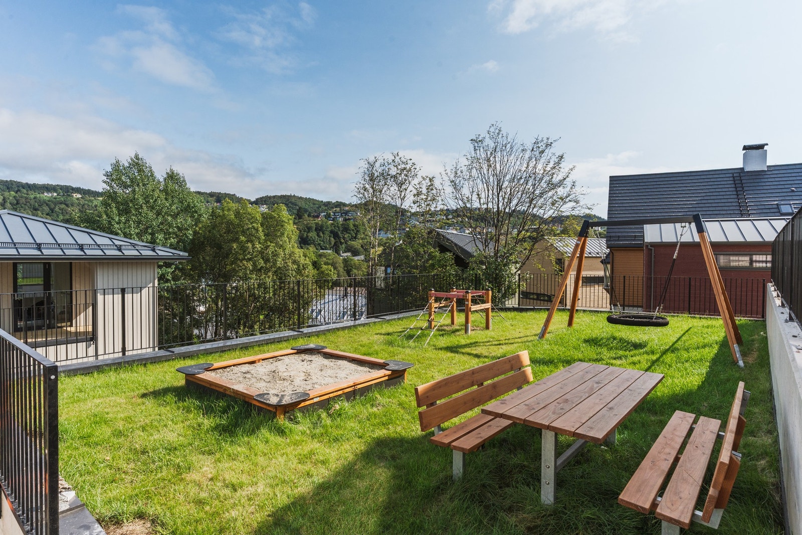 Det er et pent opparbeidet fellesareal hvor de yngste kan boltre seg. Galleribilde