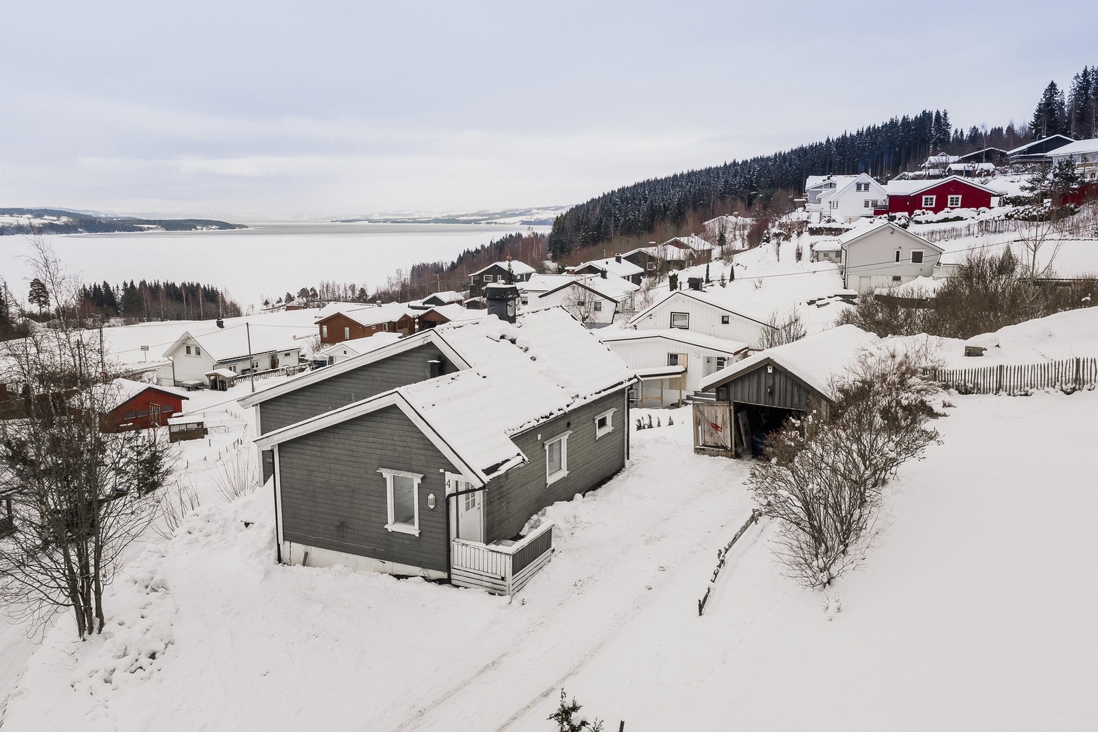 Praktisk plassering på tomten for optimal utnyttelse av innkjørsel Galleribilde