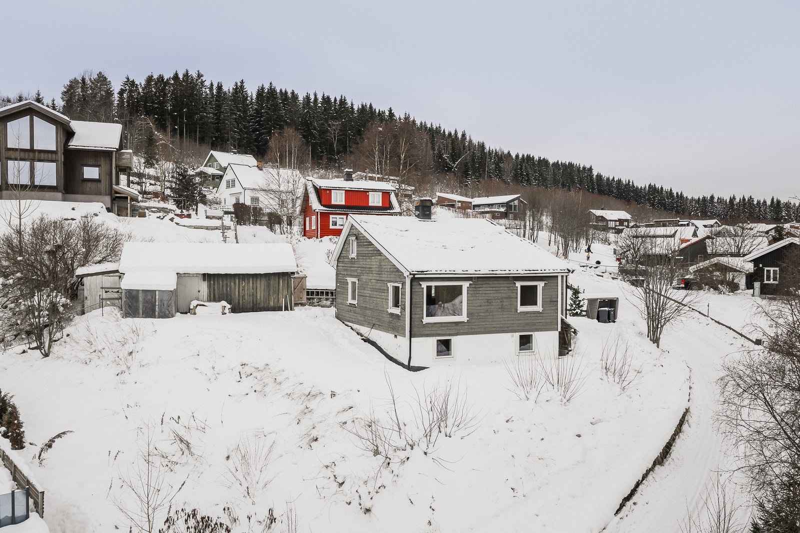 Beliggenheten er landlig, i trygge og rolige omgivelser med flotte turmuligheter sommer som vinter. Galleribilde