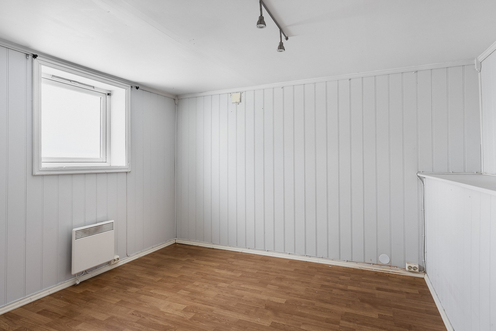 Soverom i kjeller etasjen med adkomst fra stuen Galleribilde