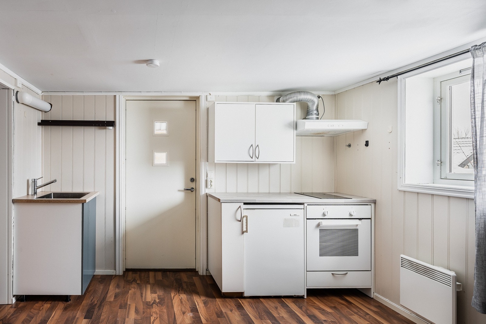 I kjelleretasjen har boligen en utleiedel med egen inngang, bestående av stue, kjøkken, bad og soverom. Galleribilde