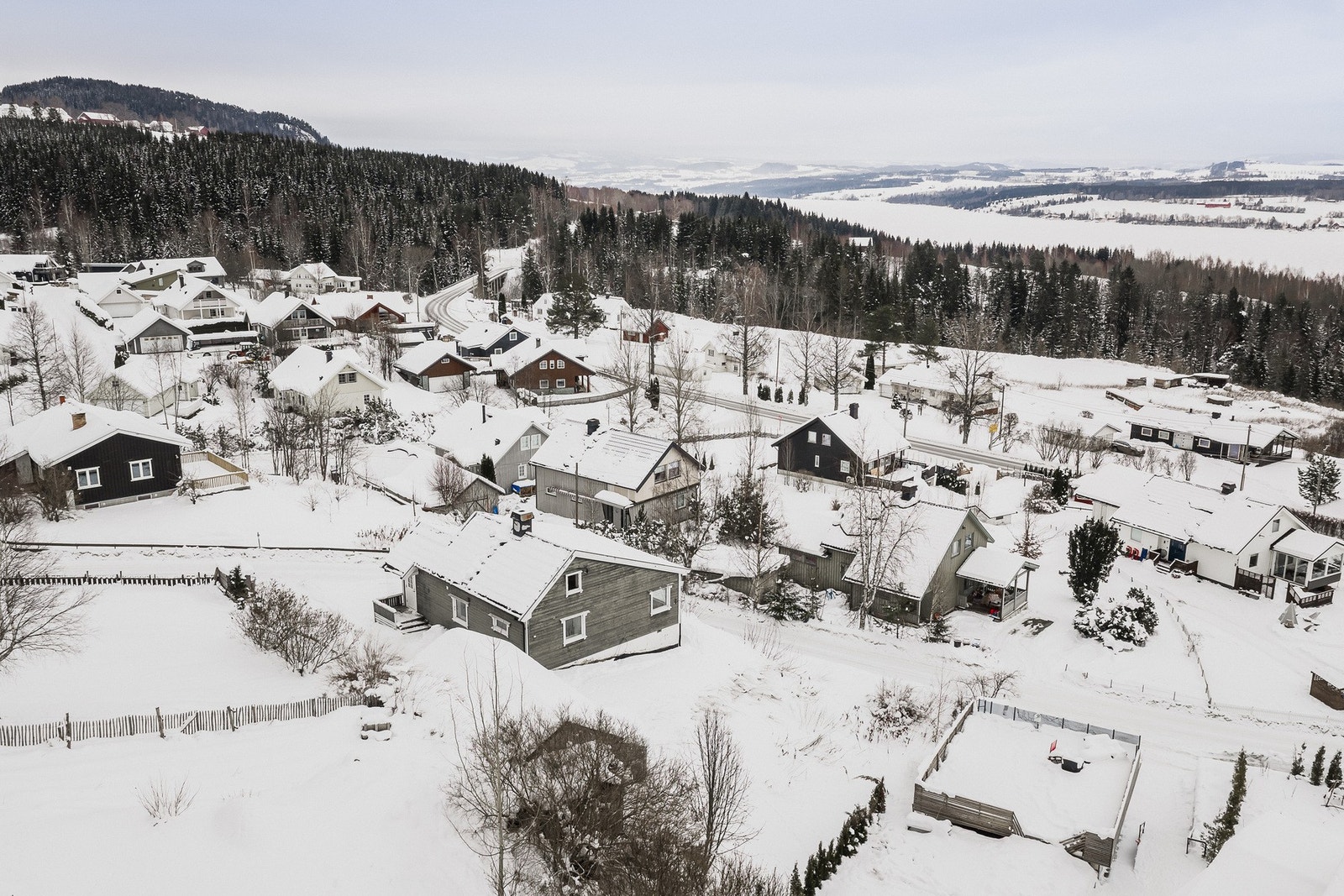 Plasseringen gir en åpen og luftig følelse på eiendommen. Tomten er skrånende, opparbeidet med trær, busker, gressplen og diverse beplantning. Galleribilde