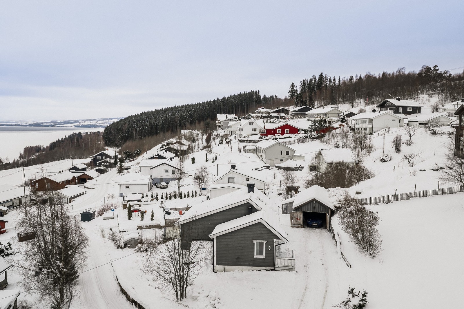 Opp til garasjen er det mulighet for ytterligere parkering i innkjørselen. Galleribilde