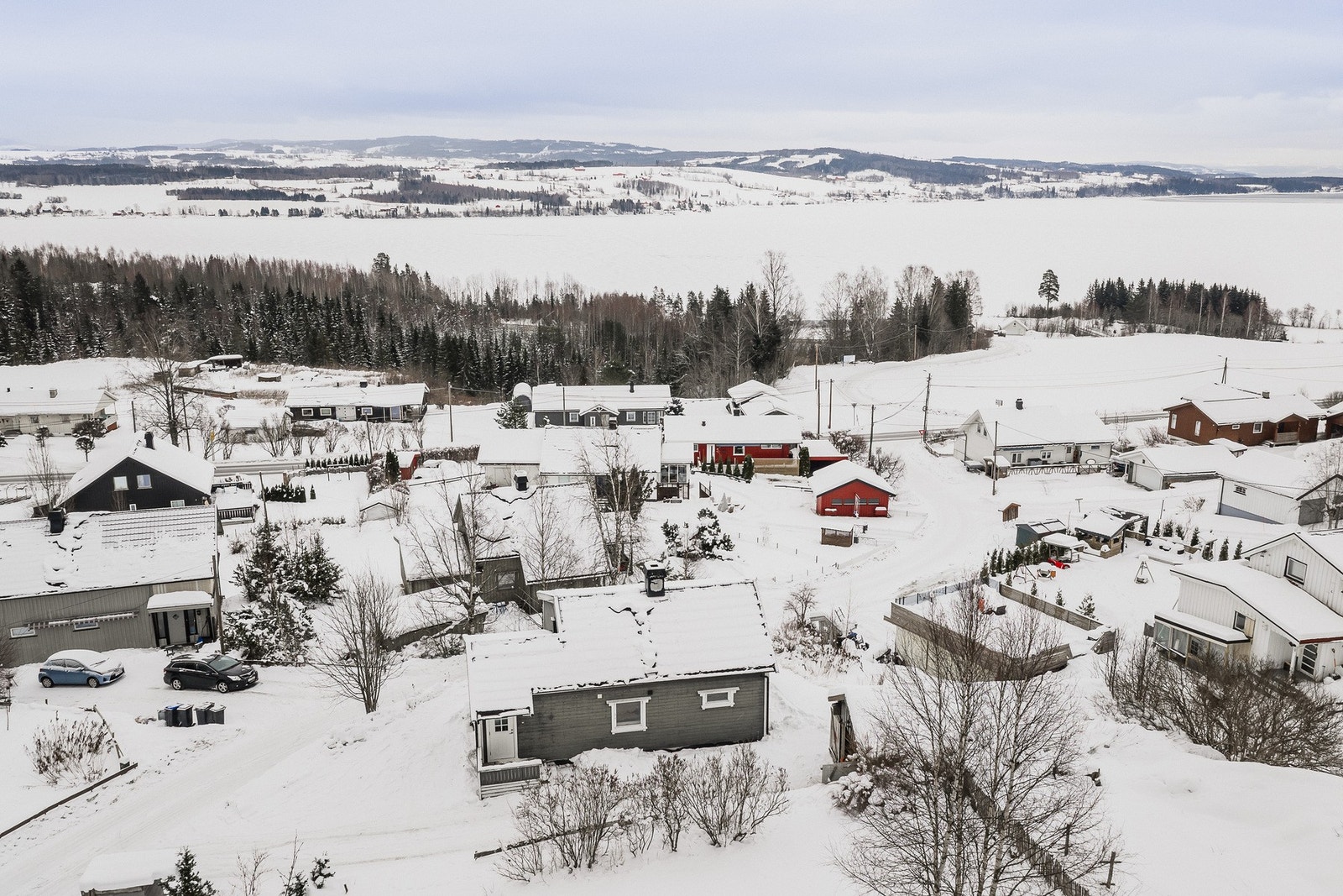 Høyt og fritt plassert i terrenget har boligen nydelig utsikt over Mjøsa. Galleribilde