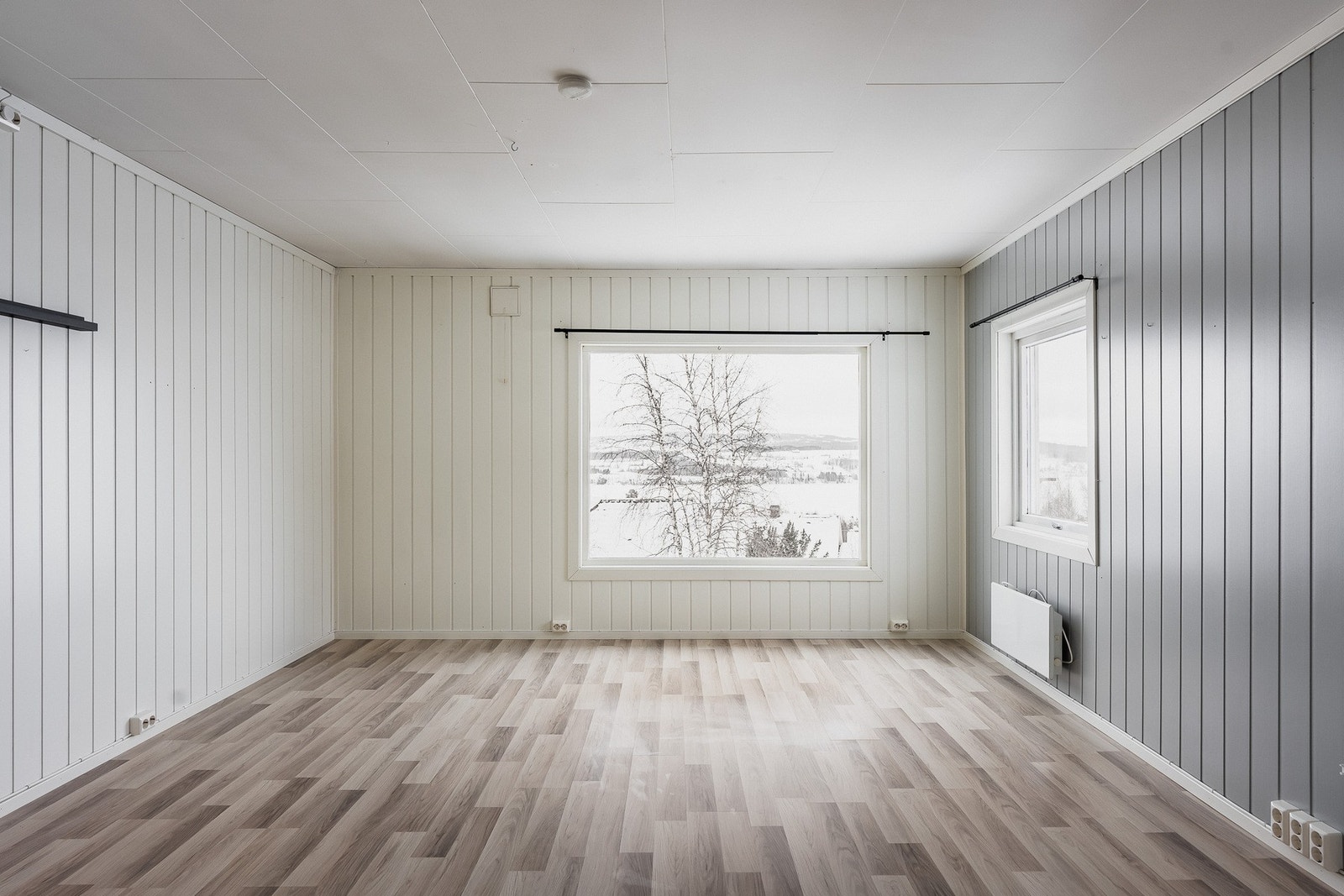 Store vinduer på to sider sørger for rikelig med naturlig lys, i tillegg til glimrende utsikt over Mjøsa. Galleribilde