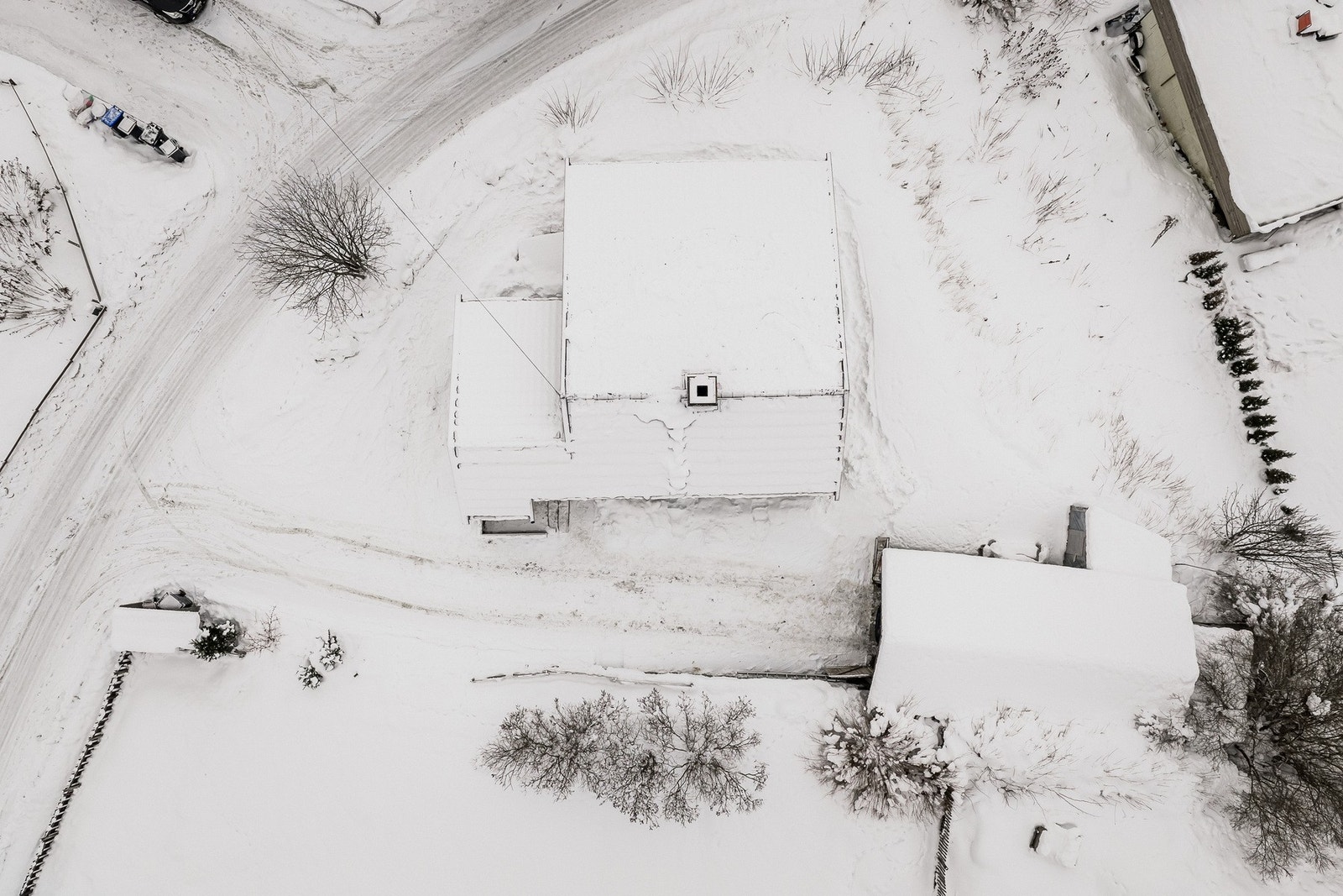 Oversiktlig beliggende tomt med bebyggelse Galleribilde