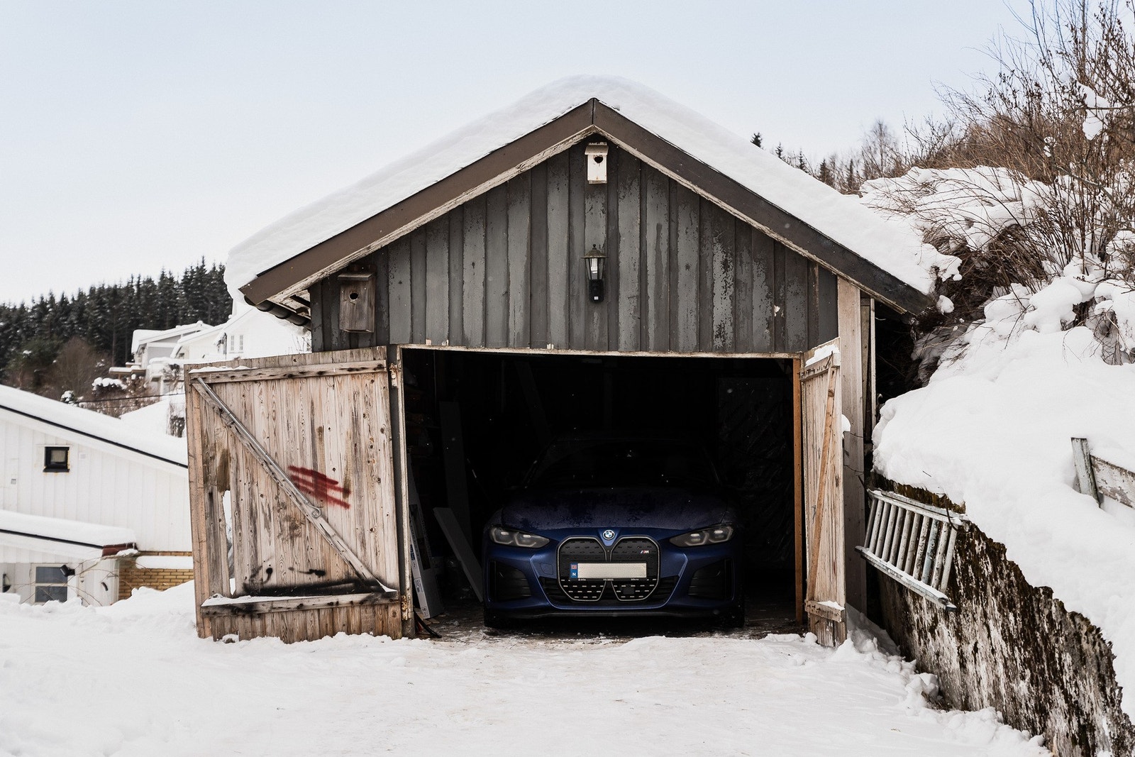Eiendommen har en frittstående garasje på ca. 31 kvm Galleribilde