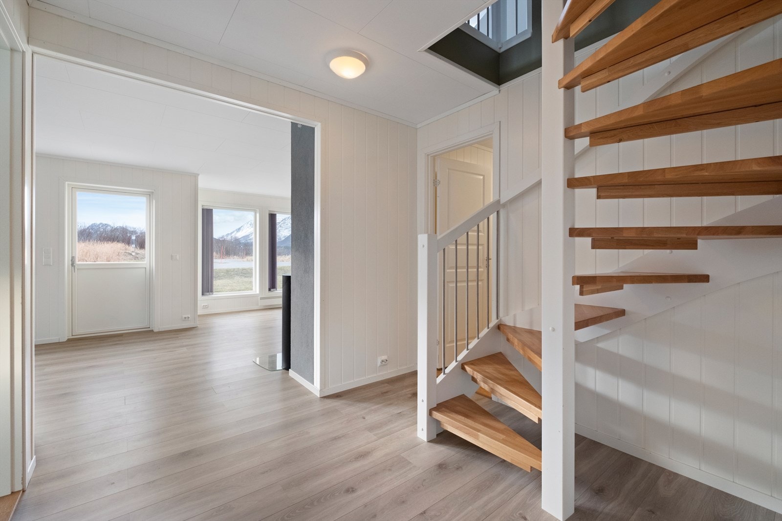 Ved trappen er det en innvendig bod. Galleribilde