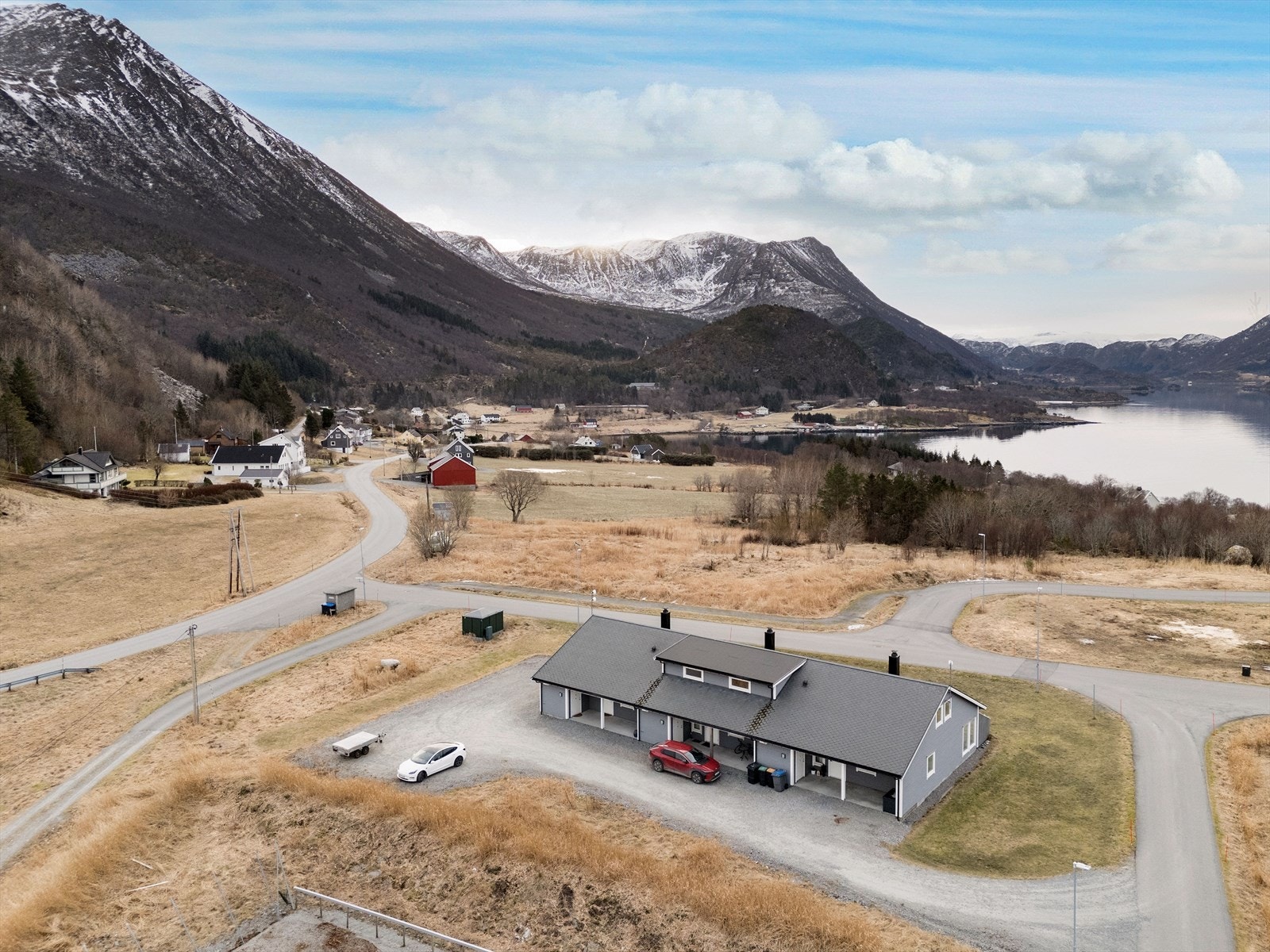 Eiendommen er beliggende i et idyllisk og fredelig kystområde, med vakker natur, nærhet til sjøen og gode muligheter for friluftsliv. Galleribilde