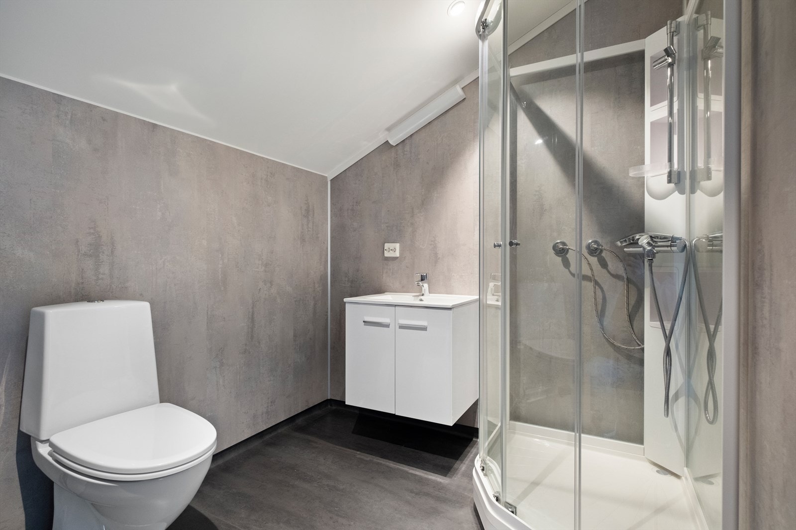 Badet er utstyrt med dusjkabinett og wc. Galleribilde