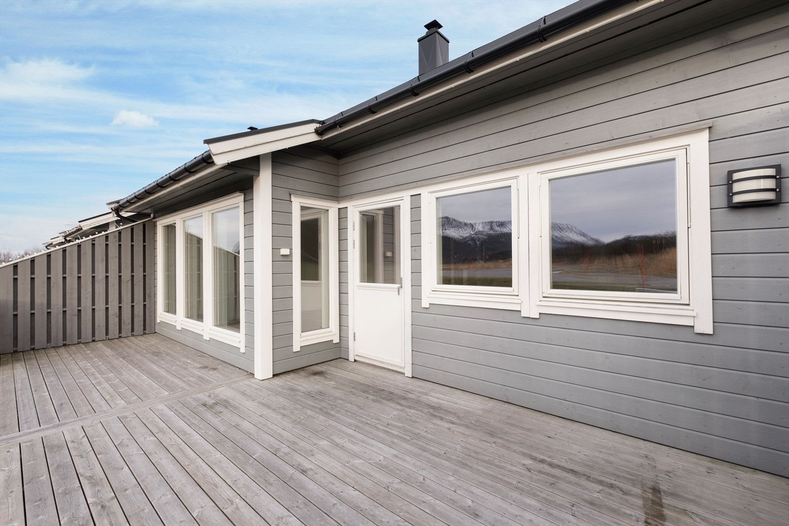 Stor sørvendt terrasse, med gode solforhold. Galleribilde