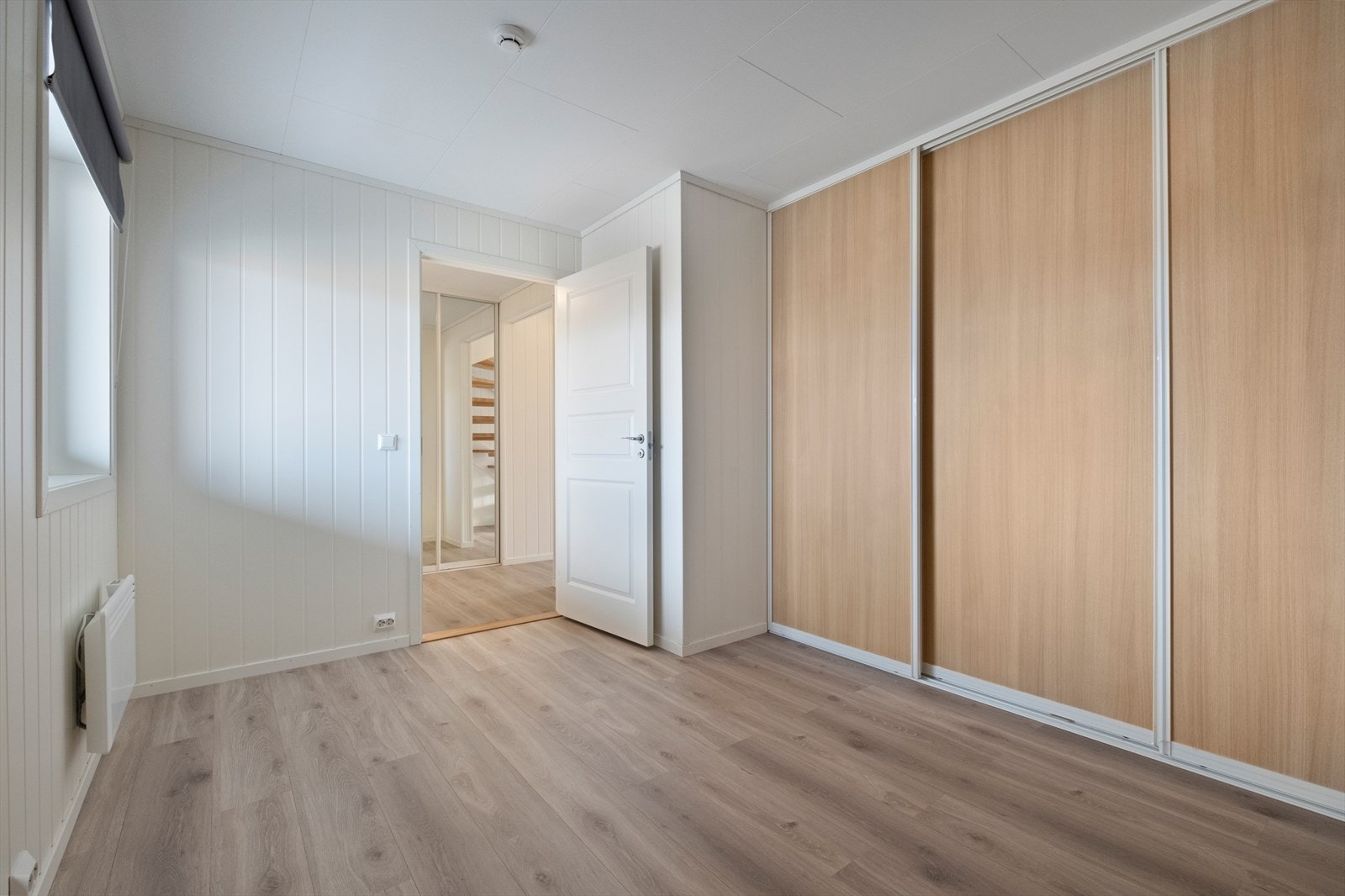 Romslig Langlo skyvedørsgarderobe med god oppbevaringsplass. Galleribilde
