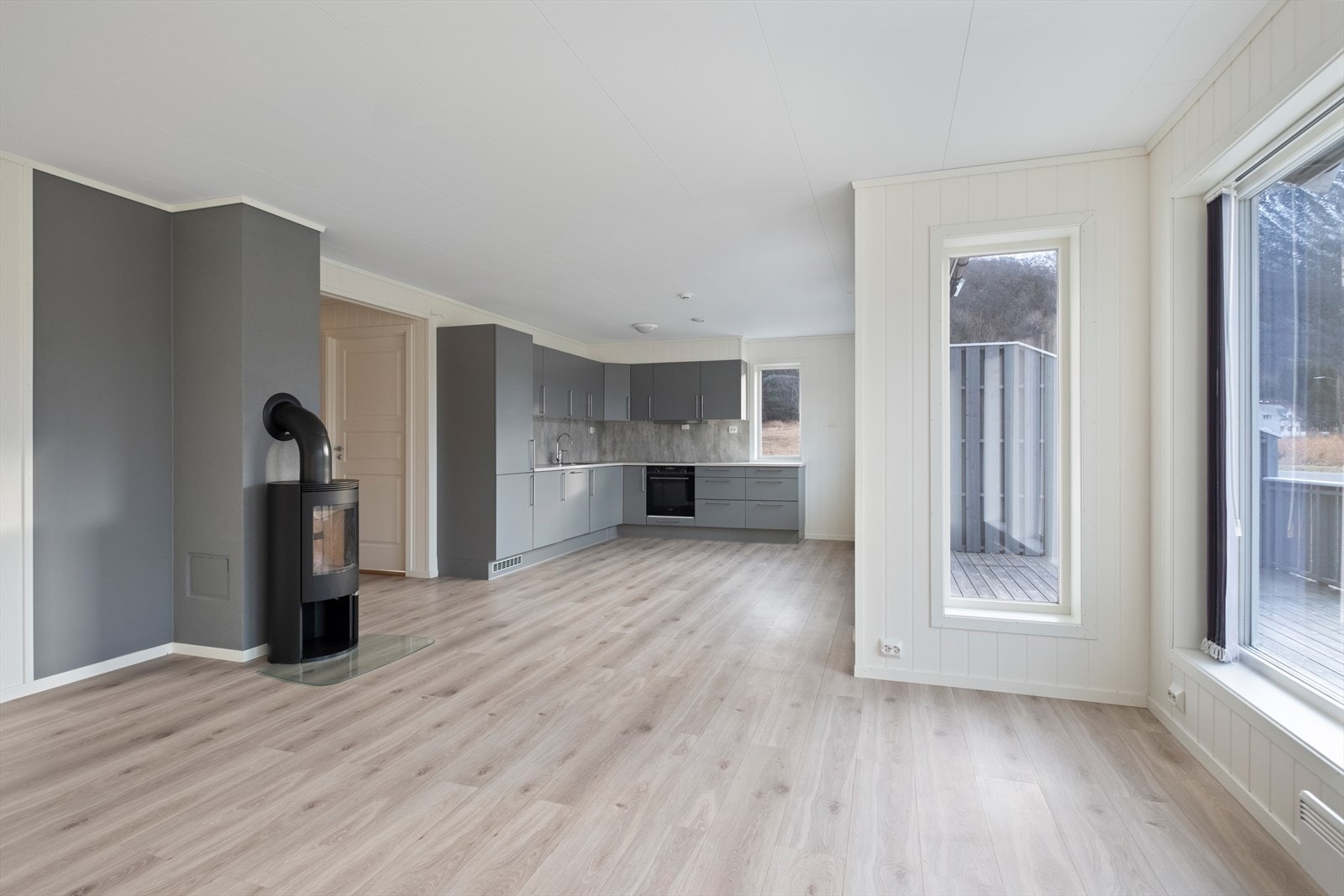 Boligen har balansert ventilasjon, med utsug fra våtrom, og tilførsel av temperert/filtrert friskluft til øvrige rom. Galleribilde