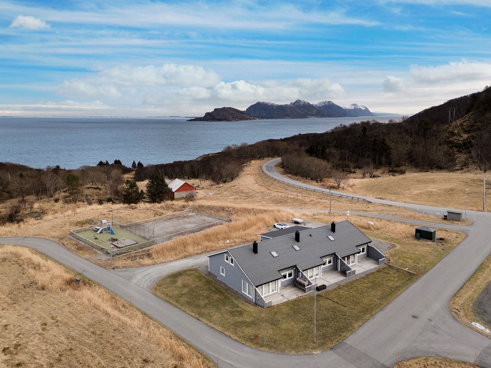 Det er også badeplass, kun 400 meter fra eiendommen. Galleribilde