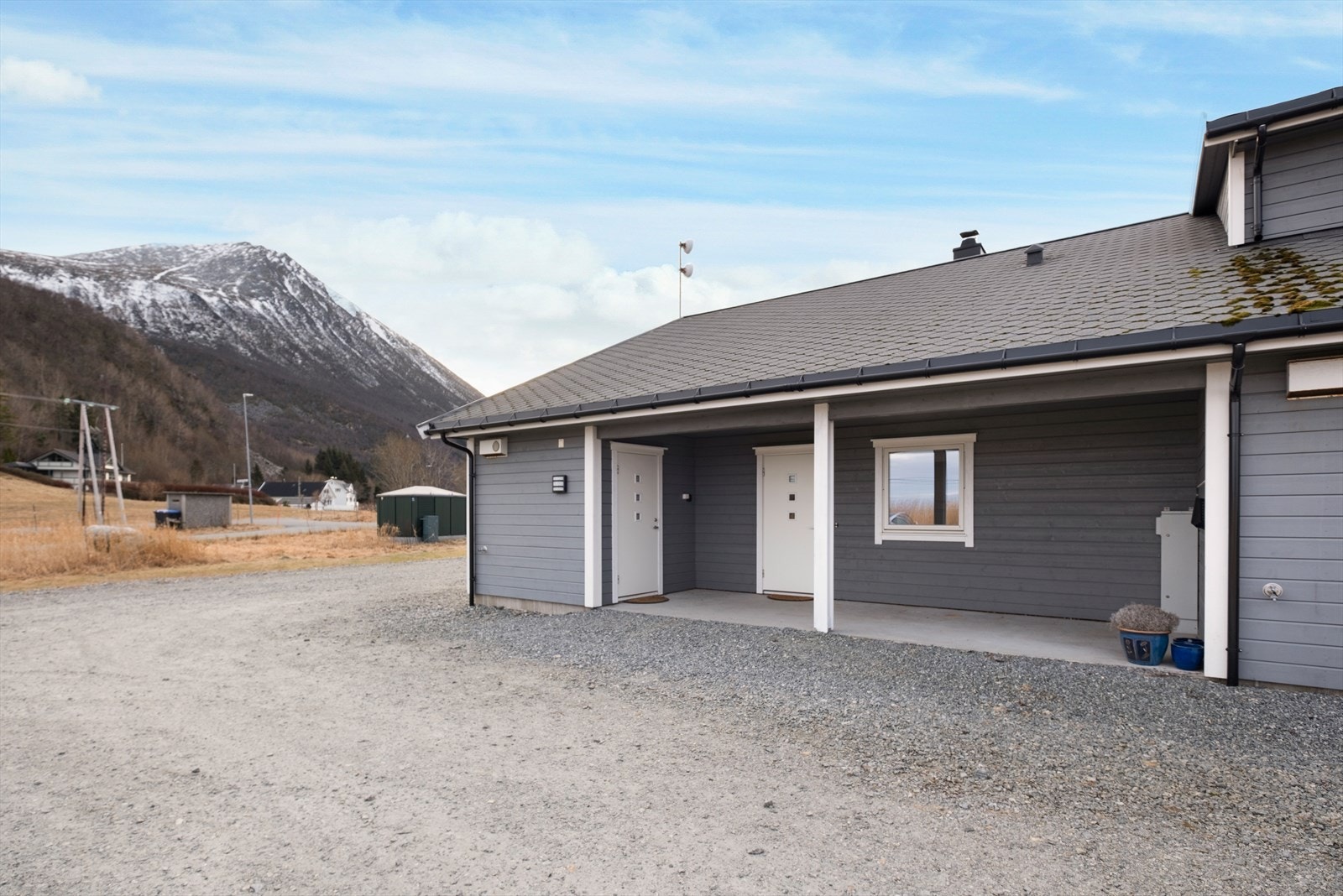 Det er en utvendig bod på ca. 5 m². Galleribilde