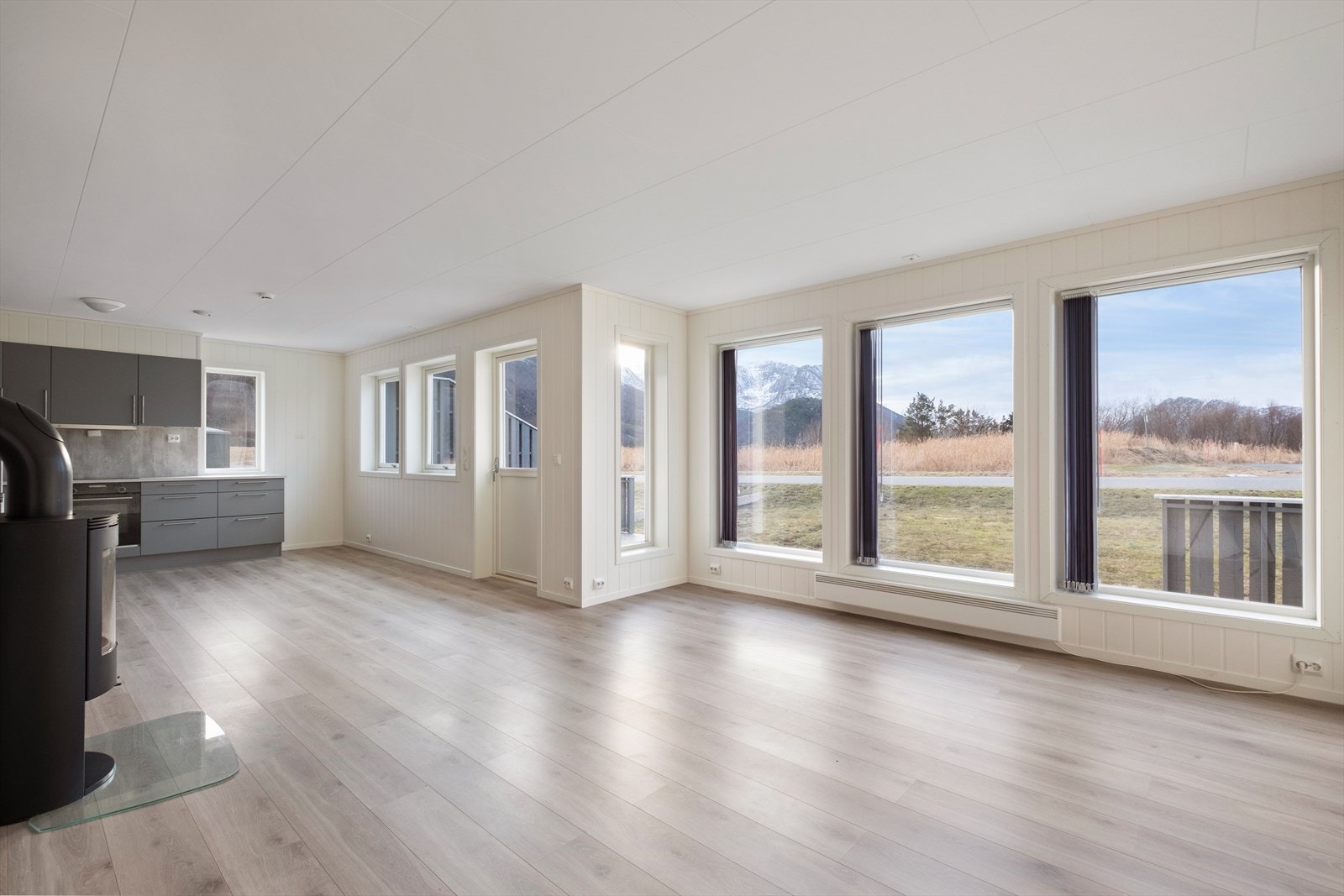 De store vindusflatene gir rikelig med naturlig lysinnslipp. Galleribilde