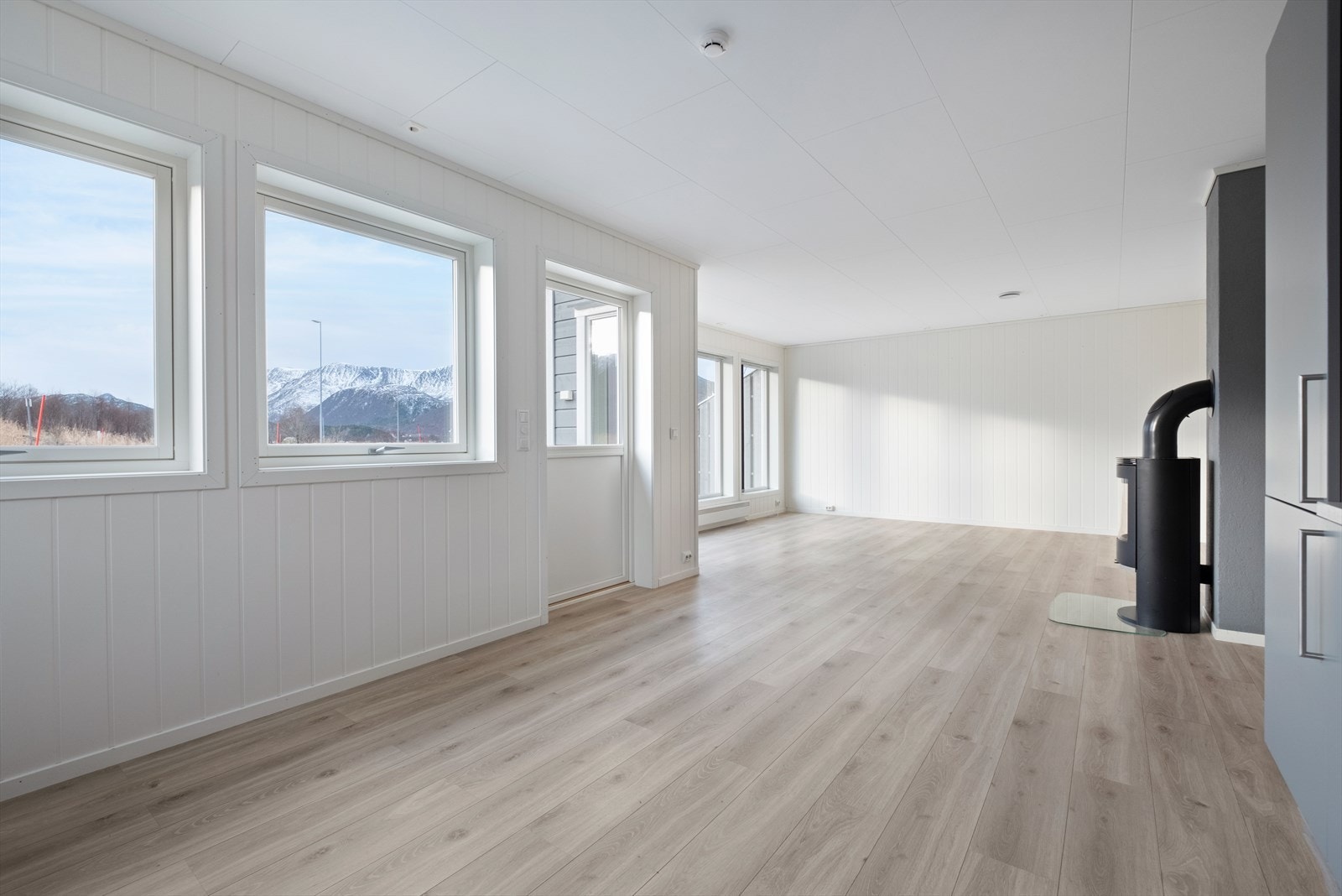 Utgang fra stue/kjøkken til terrasse. Galleribilde