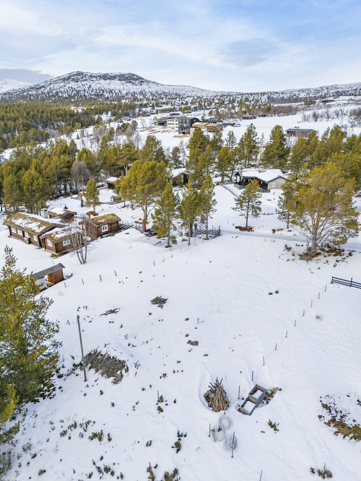 Både seterkve og fjellhotell ligger i nærheten, og det er flere kjente nærliggende fjellområder og fjelltopper. Galleribilde