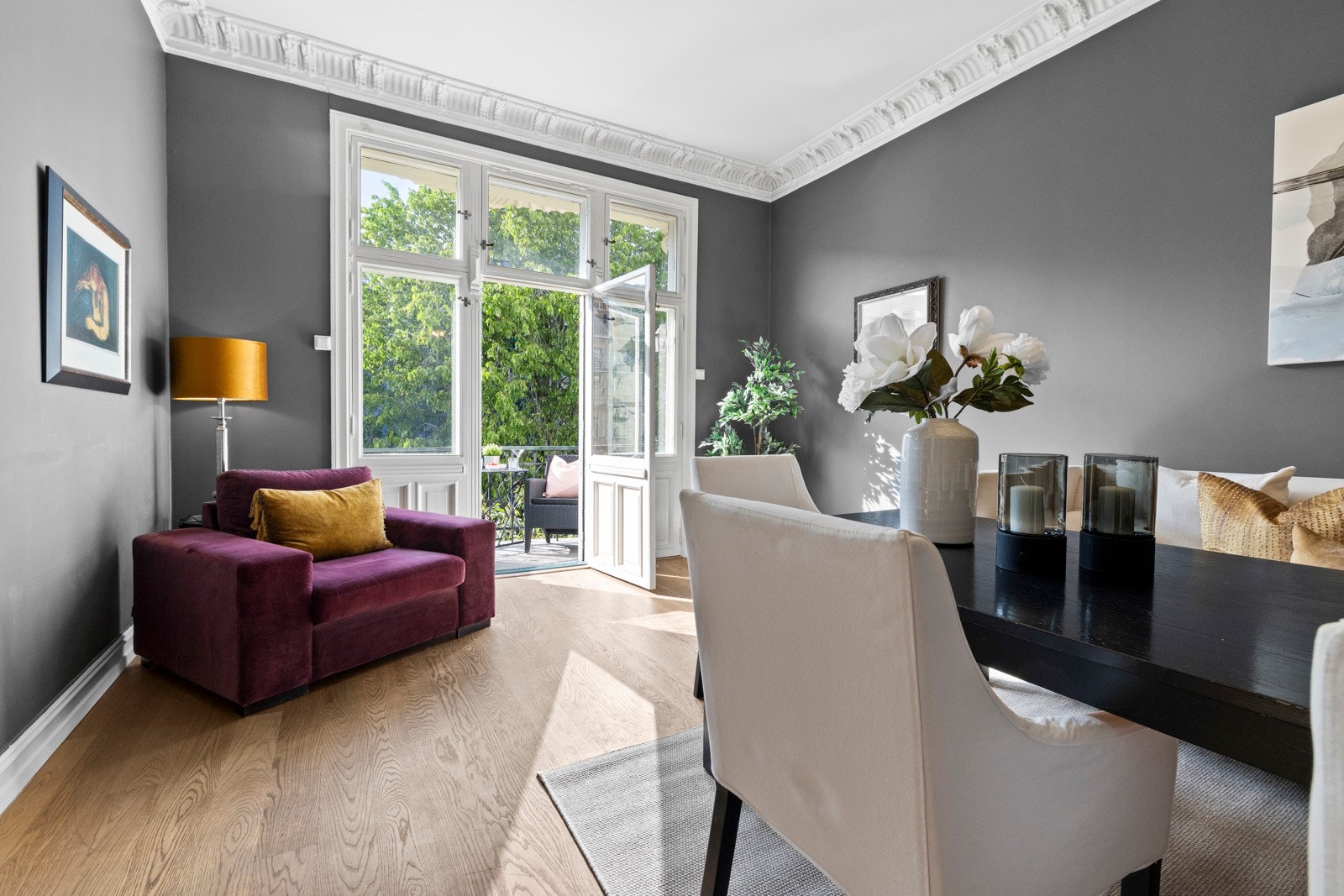 Store dører leder ut til en vestvendt balkong på ca. 3 m². Galleribilde