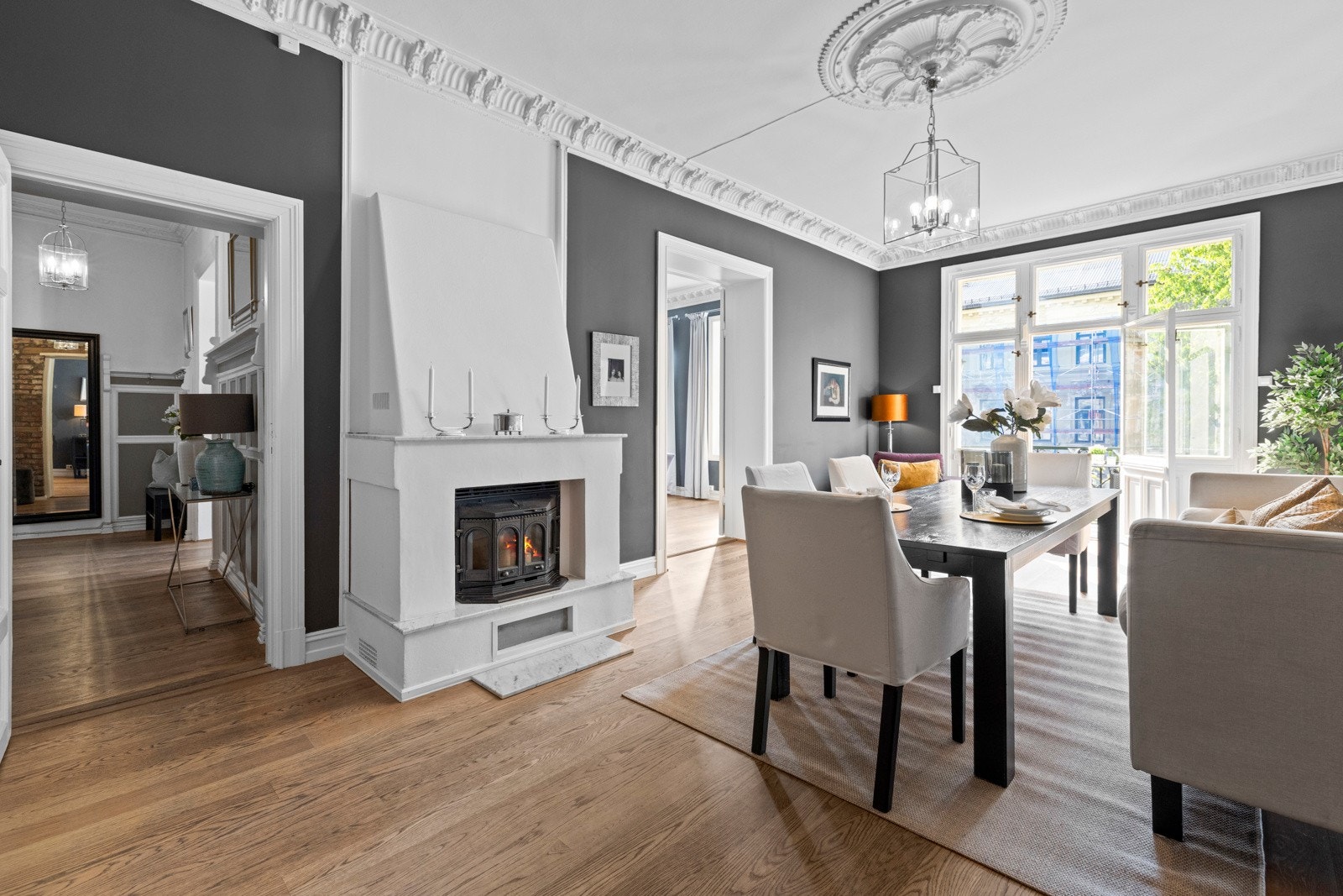 Rommet har en åpen planløsning og oppleves luftig med en tahøyde på hele ca 3 meter. Galleribilde