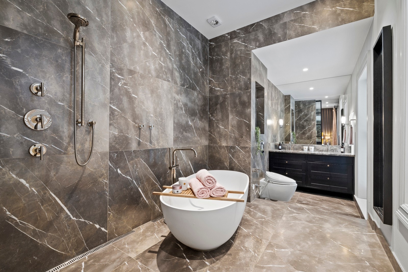 Hovedbadet ble bygget i 2018 og fremstår som moderne og påkostet med fliser fra Fired Earth på både gulv og vegger. Galleribilde