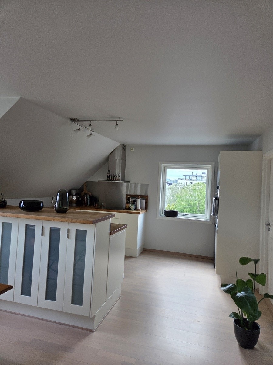 Kjøkken med god plass til oppbevaring Galleribilde