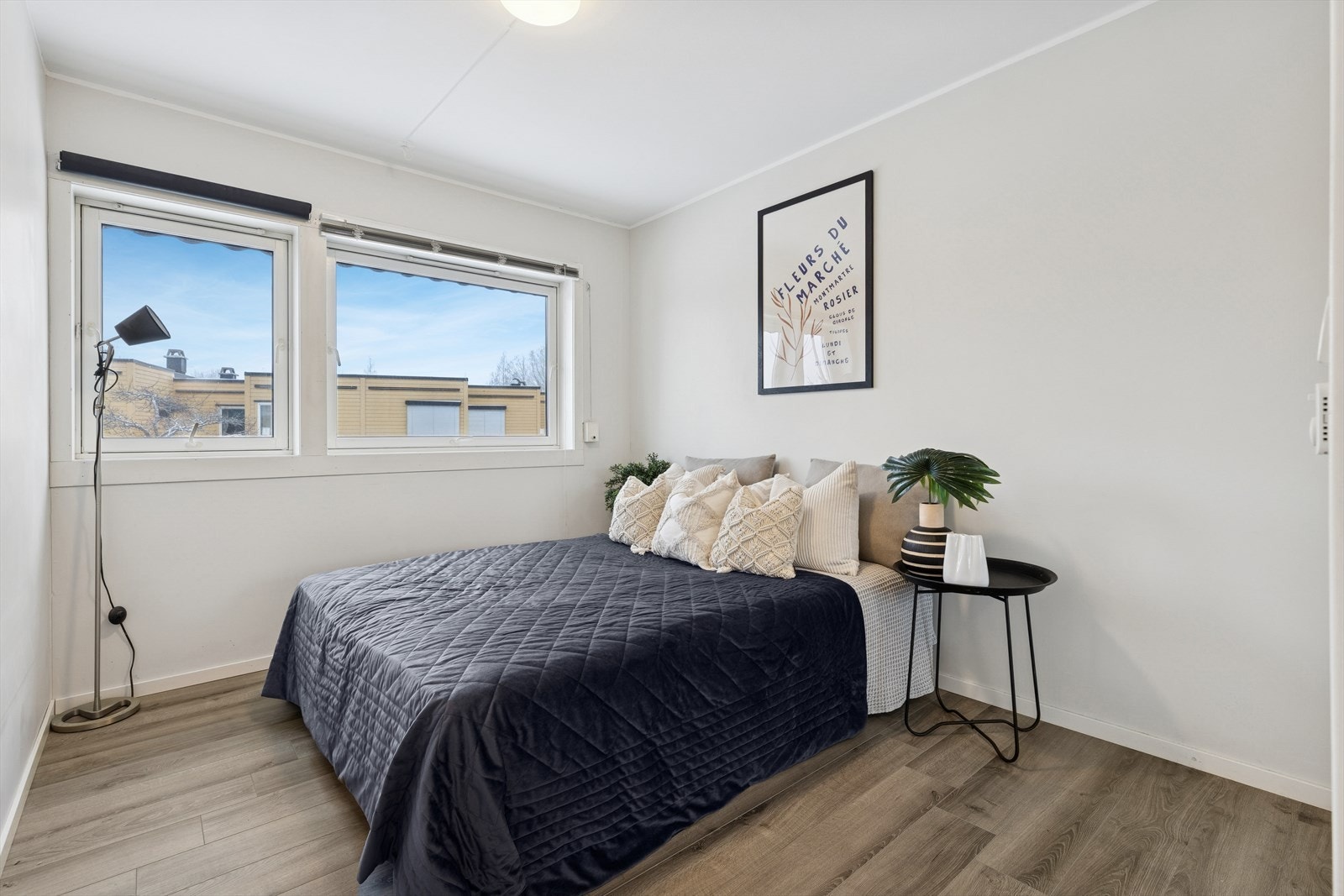 Leiligheten har totalt to gode soverom og dette er hovedsoverommet med fin utsyn. Galleribilde