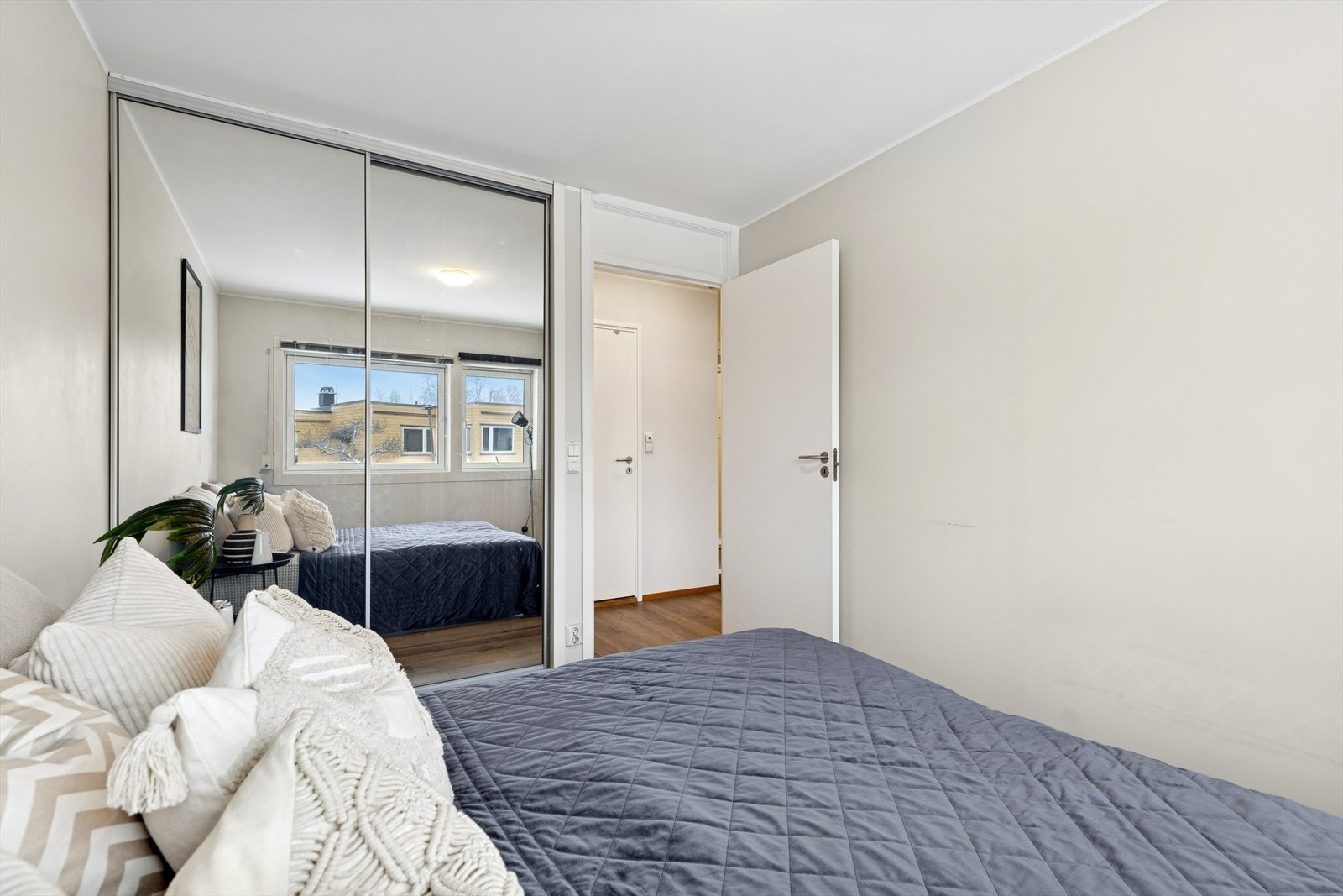 Det er rikelig med oppbevaringsplass inn i garderobeskapet. Galleribilde