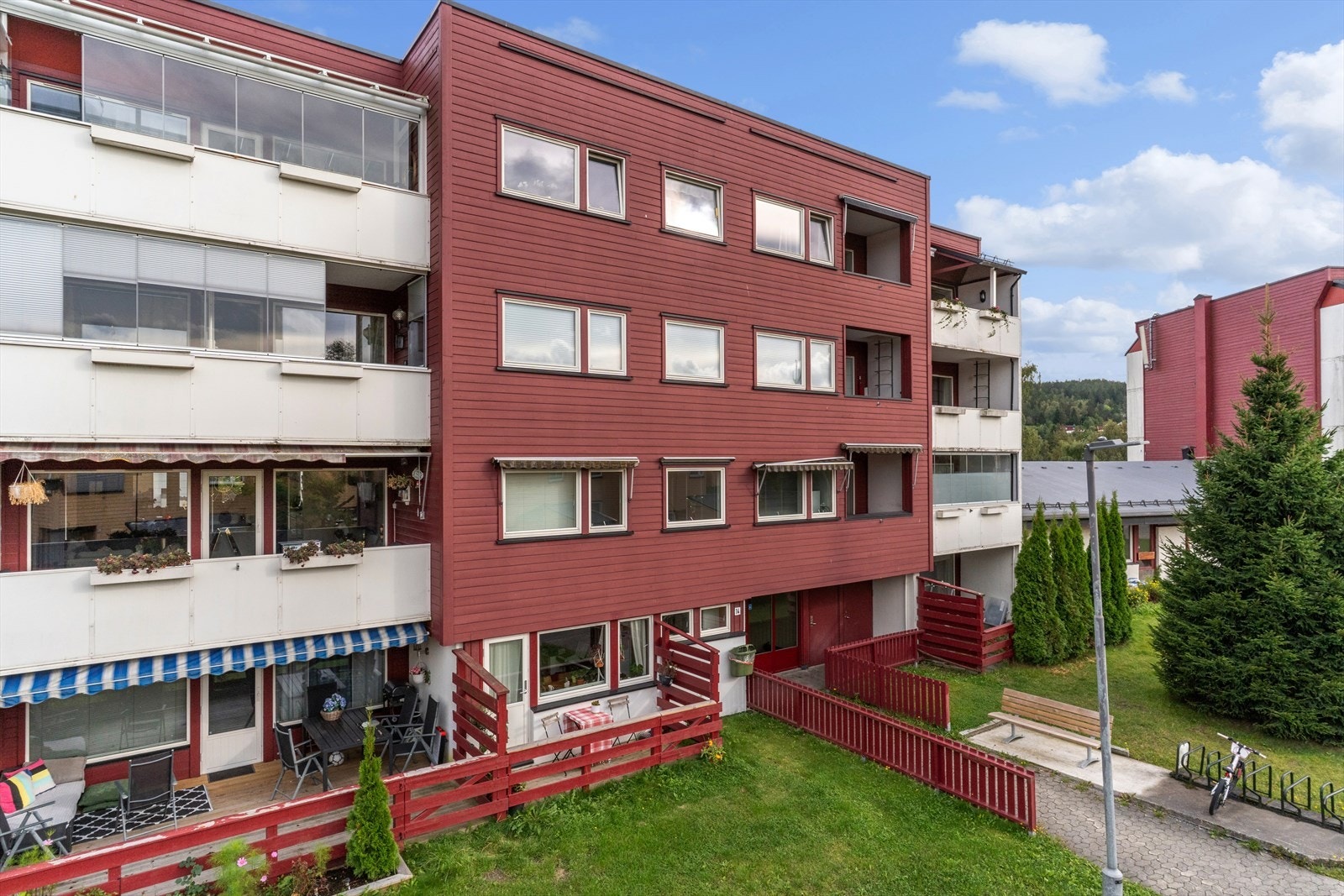 Borettslaget har en flott fellestomt med lekeplass og nærhet til marka med turveier og skiløyper mot Mariholtet. Galleribilde