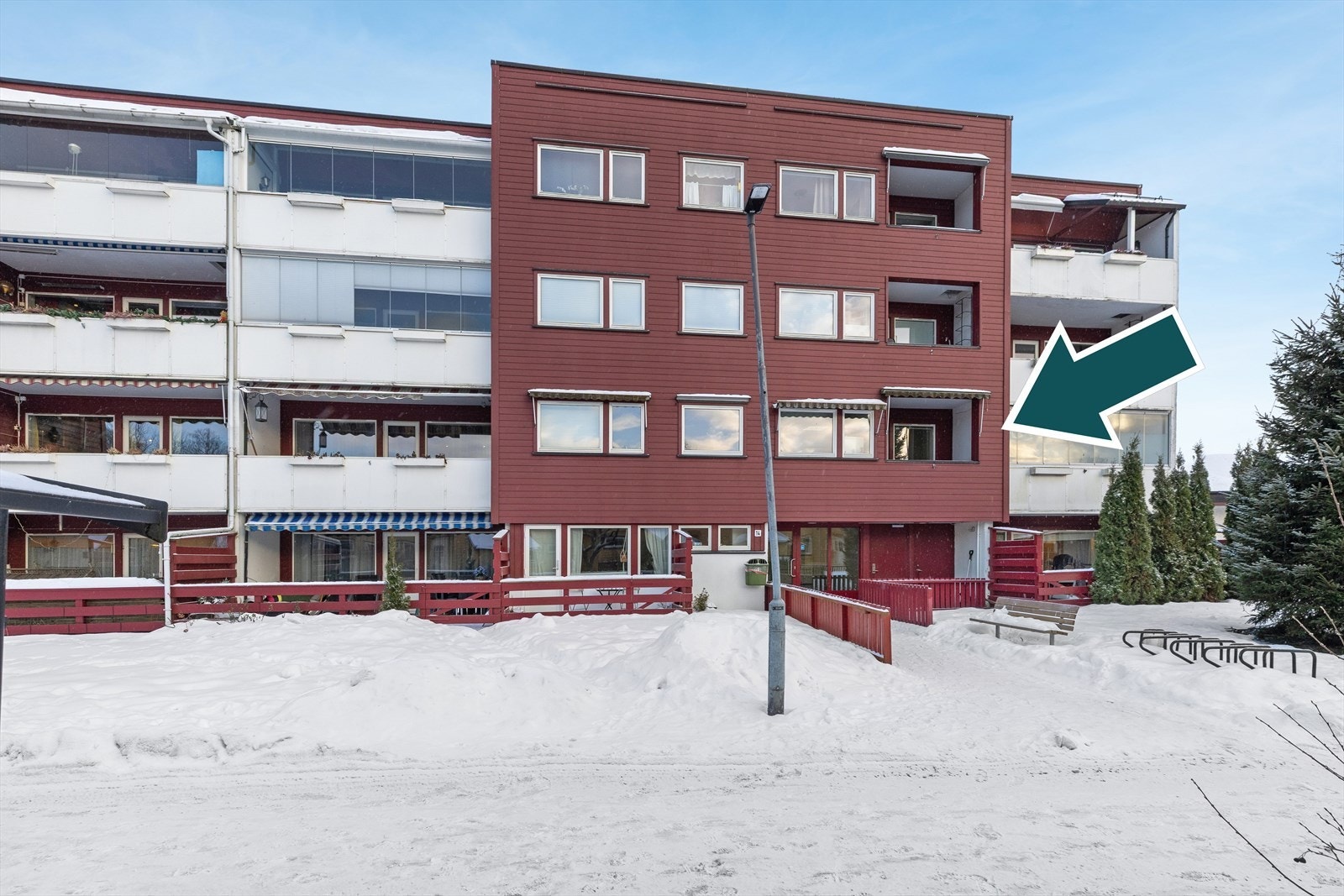 Pilen viser leilighetens plassering - enkelt i byggets 2. etasje. Galleribilde