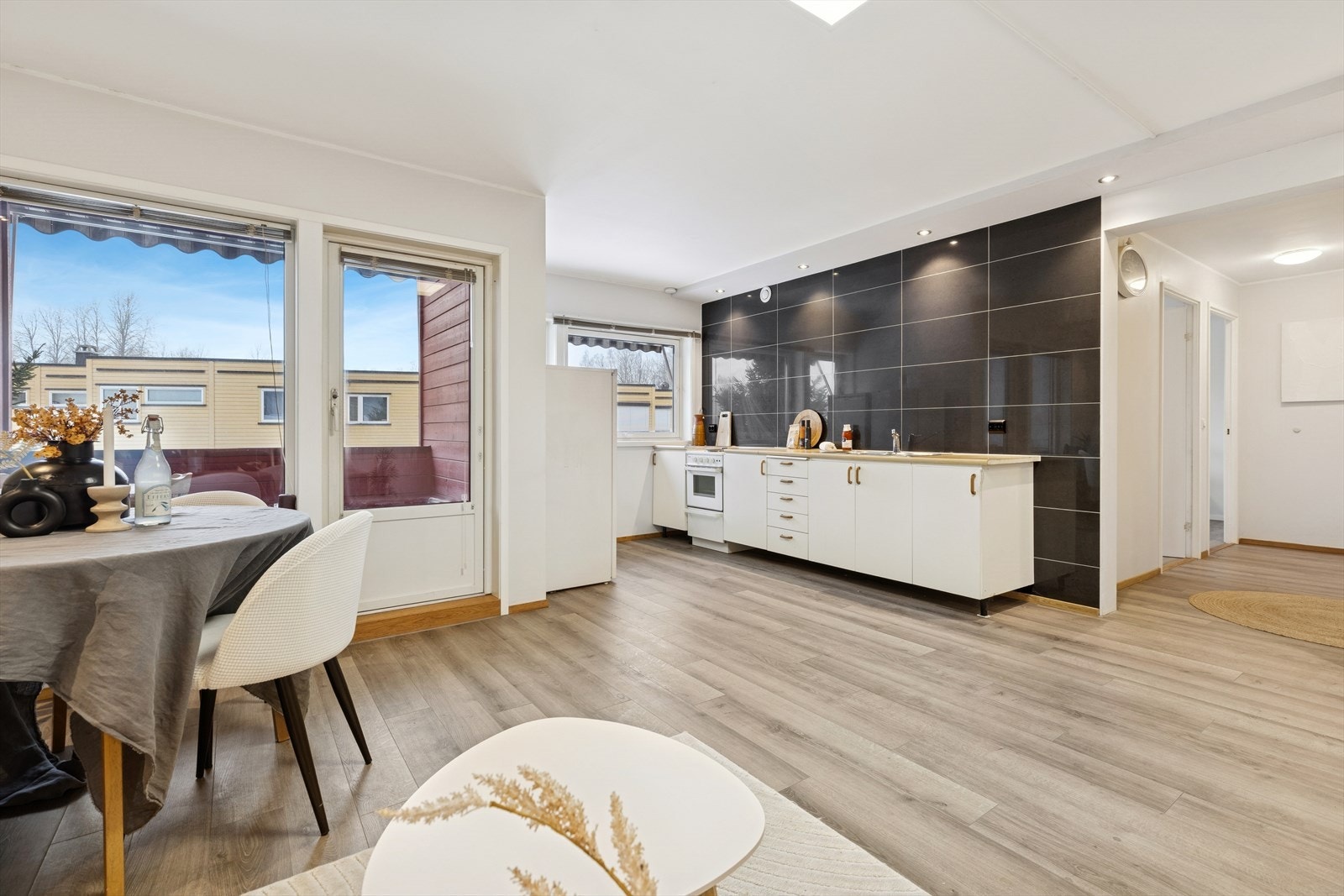 Store vindusflater slipper inn rikelig med dagslys og gir en flott kontakt med naturen utenfor. Galleribilde