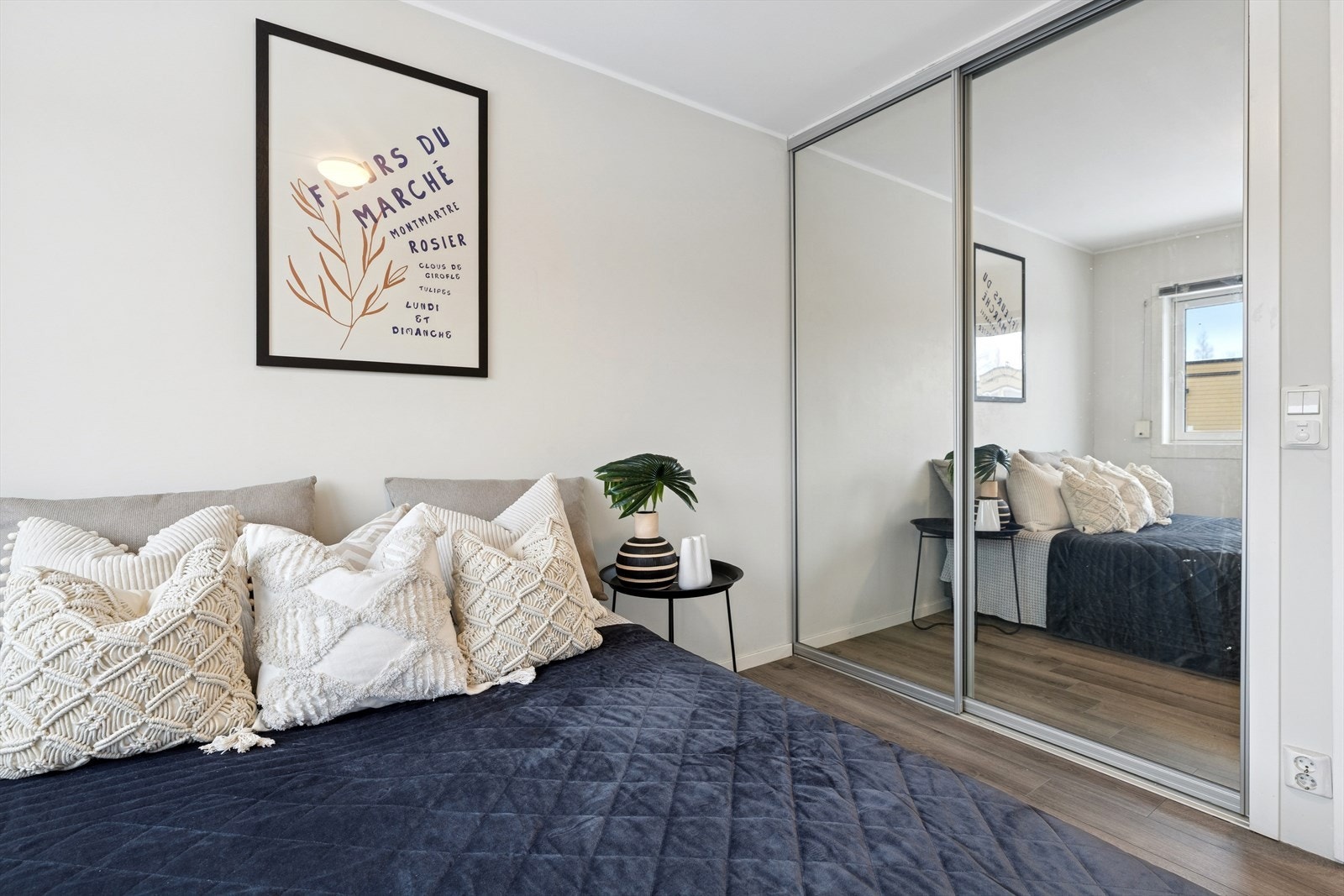 Soverommet har et stort garderobeskap med skyvedører. Galleribilde