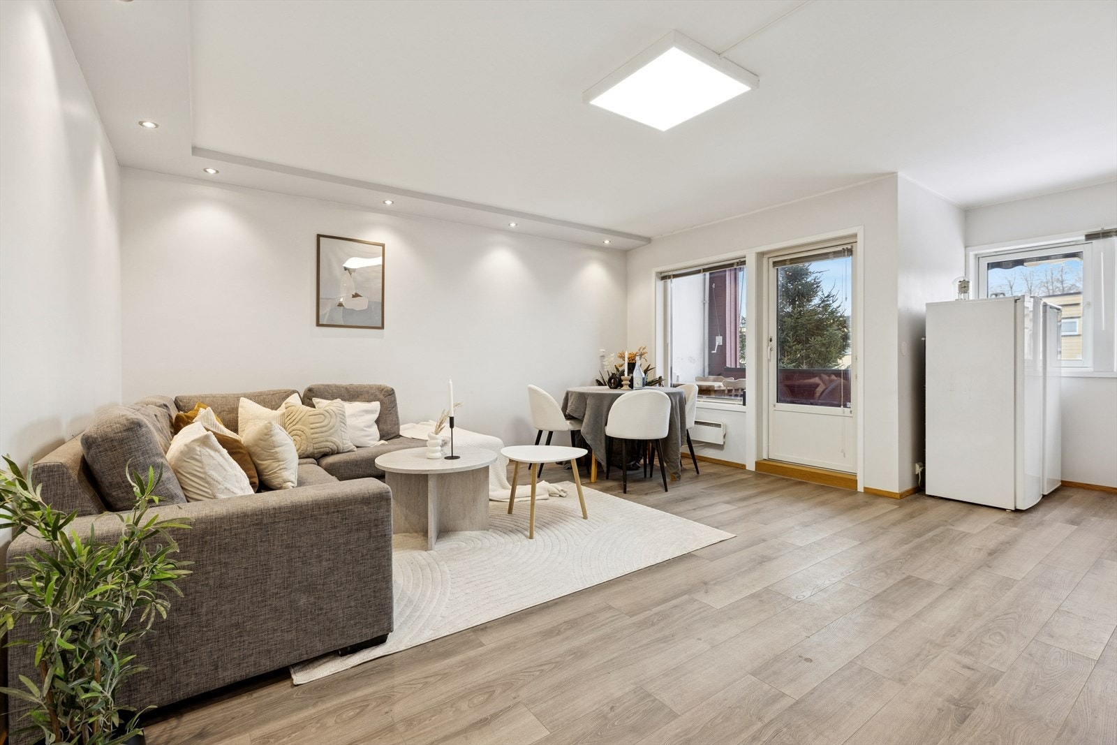 Dette er en lys og romslig 3-roms andelsleilighet beliggende i byggets 2. etasje Galleribilde