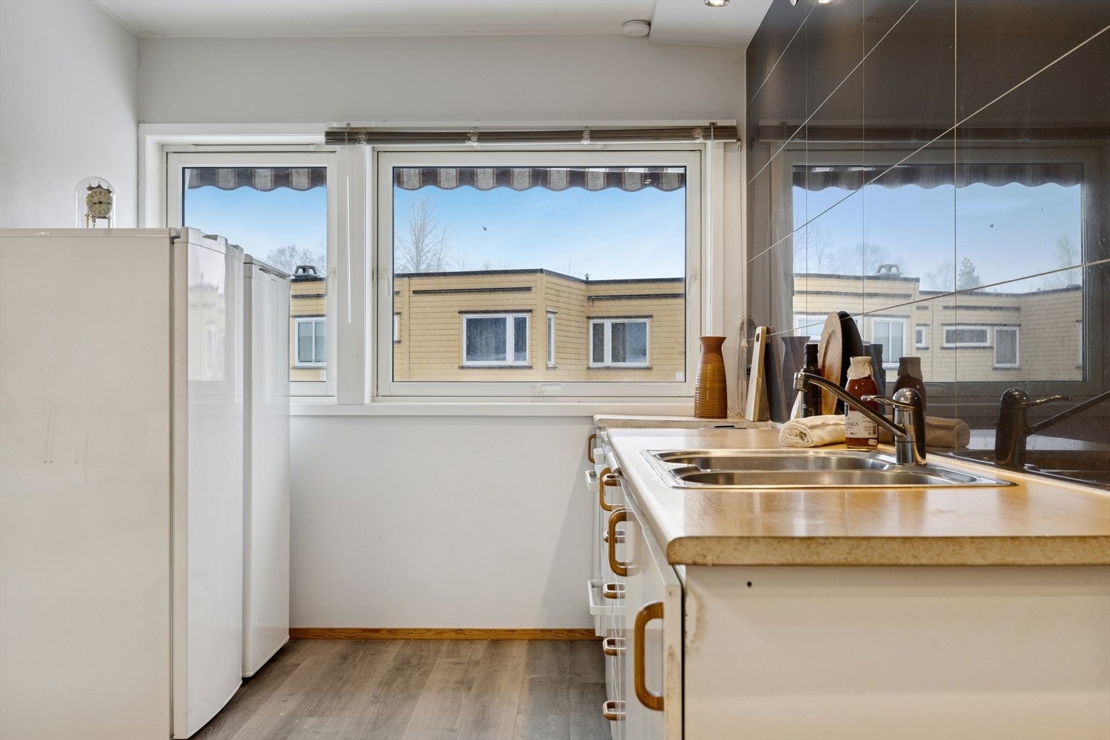 Flislagt vegg over benk og downlights i himling skaper god arbeidsbelysning. Galleribilde