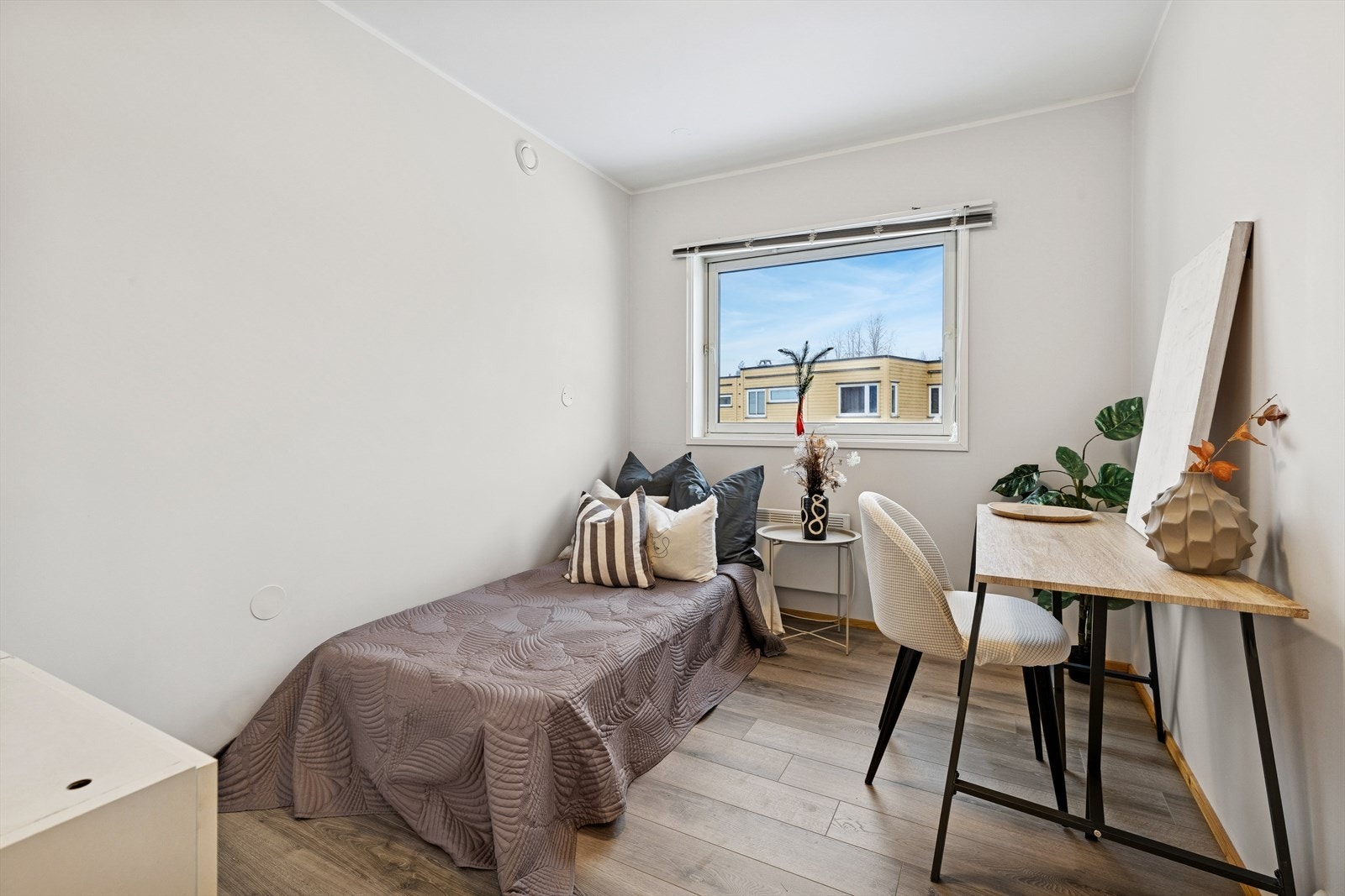 Soverom nr 2 - her er det god plass til en enkeltseng eller en dobbeltseng med tilhørende nattbord. Galleribilde