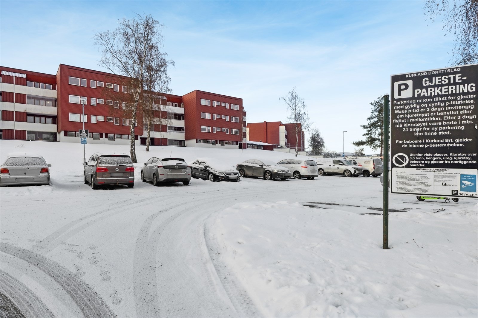 Borettslaget har også flere gjesteparkeringer på egen tomt. Her kan du la bilen stå i maks 3 døgn mot synlig p-tillatelse. Galleribilde