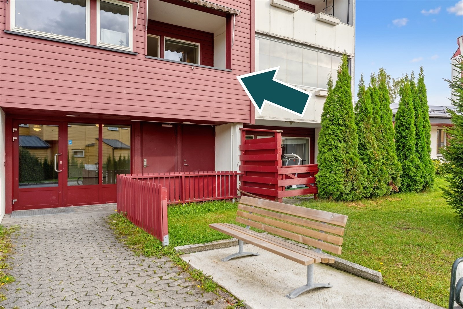 Leiligheten ligger i byggets andre etasje med vestvendt balkong på 3 kvm. Markiser som skjermer for solen. Galleribilde