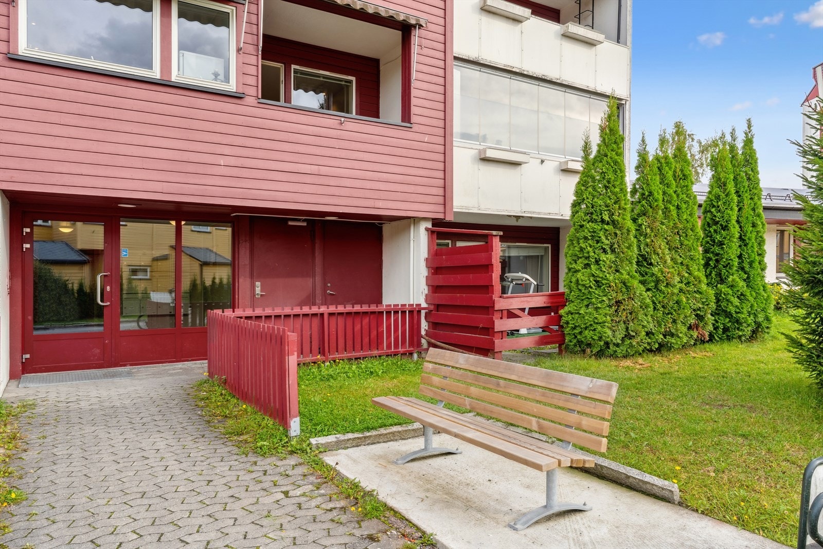 Leiligheten ligger i byggets andre etasje med vestvendt balkong på 3 kvm. Markiser som skjermer for solen. Galleribilde