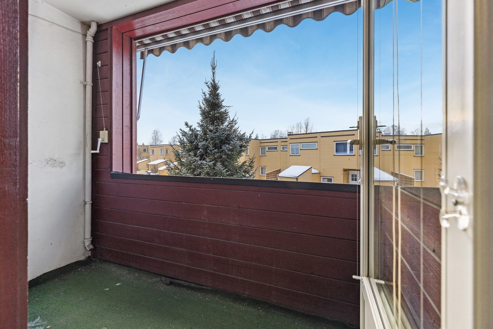 Fra stuen er det utgang til en overbygget balkong med gode lys- og solforhold. Galleribilde