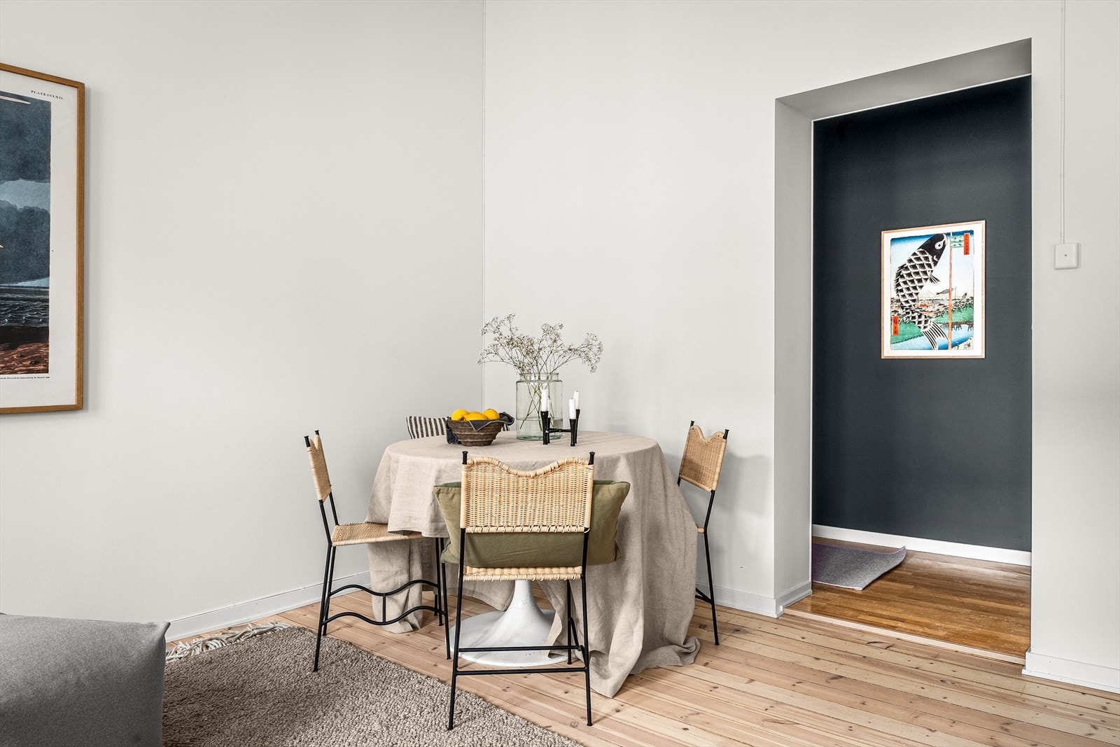 Stuen har god plass til sittegruppe, spisebord og annet ønsket møblement. Galleribilde