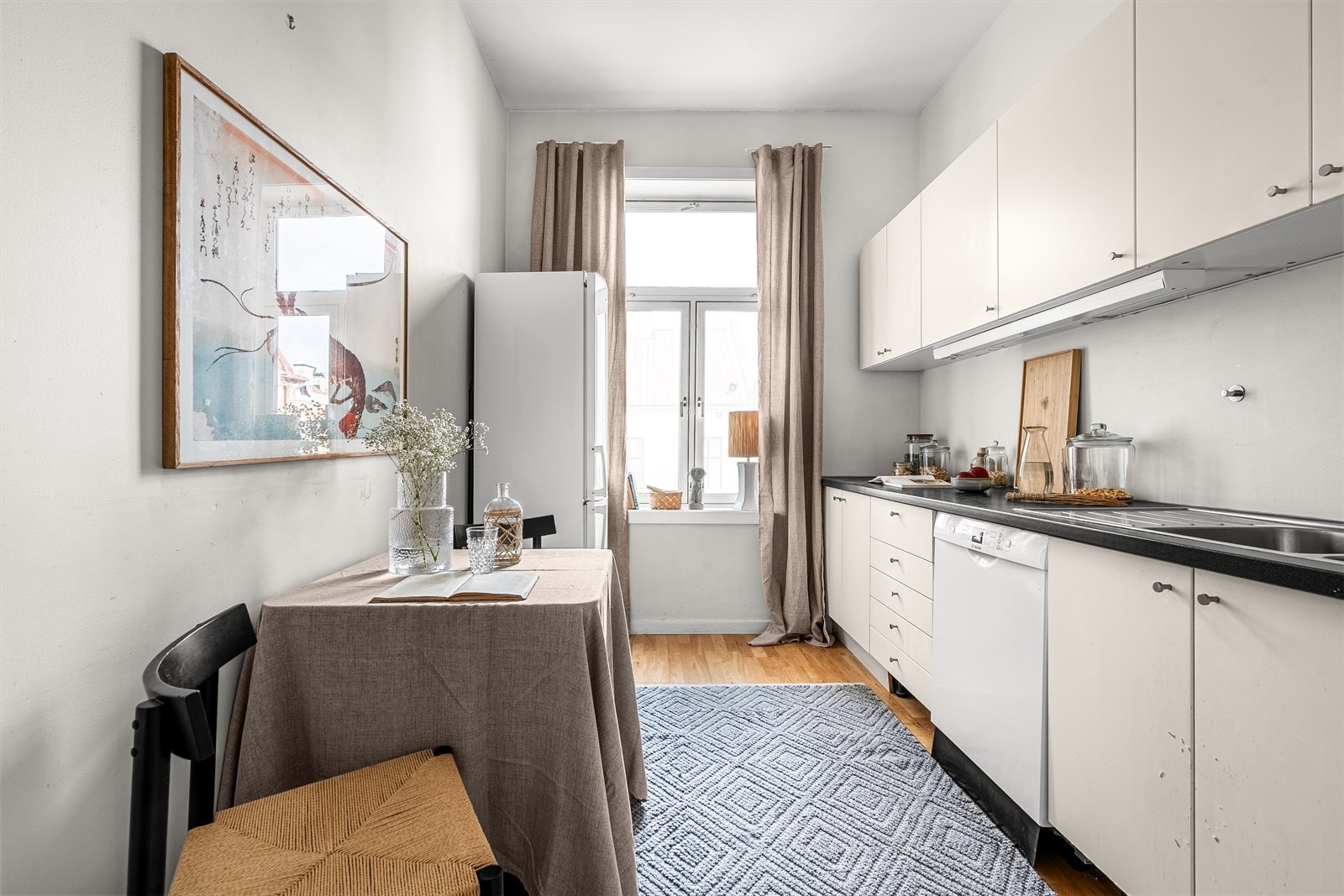 Separat kjøkken med plass til liten sittegruppe. Galleribilde