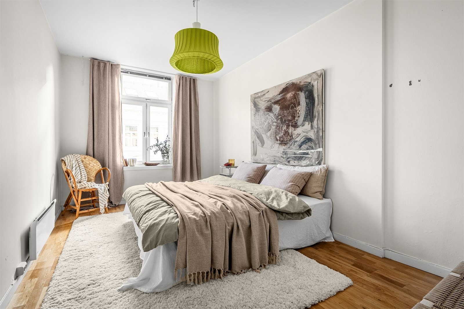 Det er god plass til dobbeltseng, tilhørende møblement og klesskap. Galleribilde