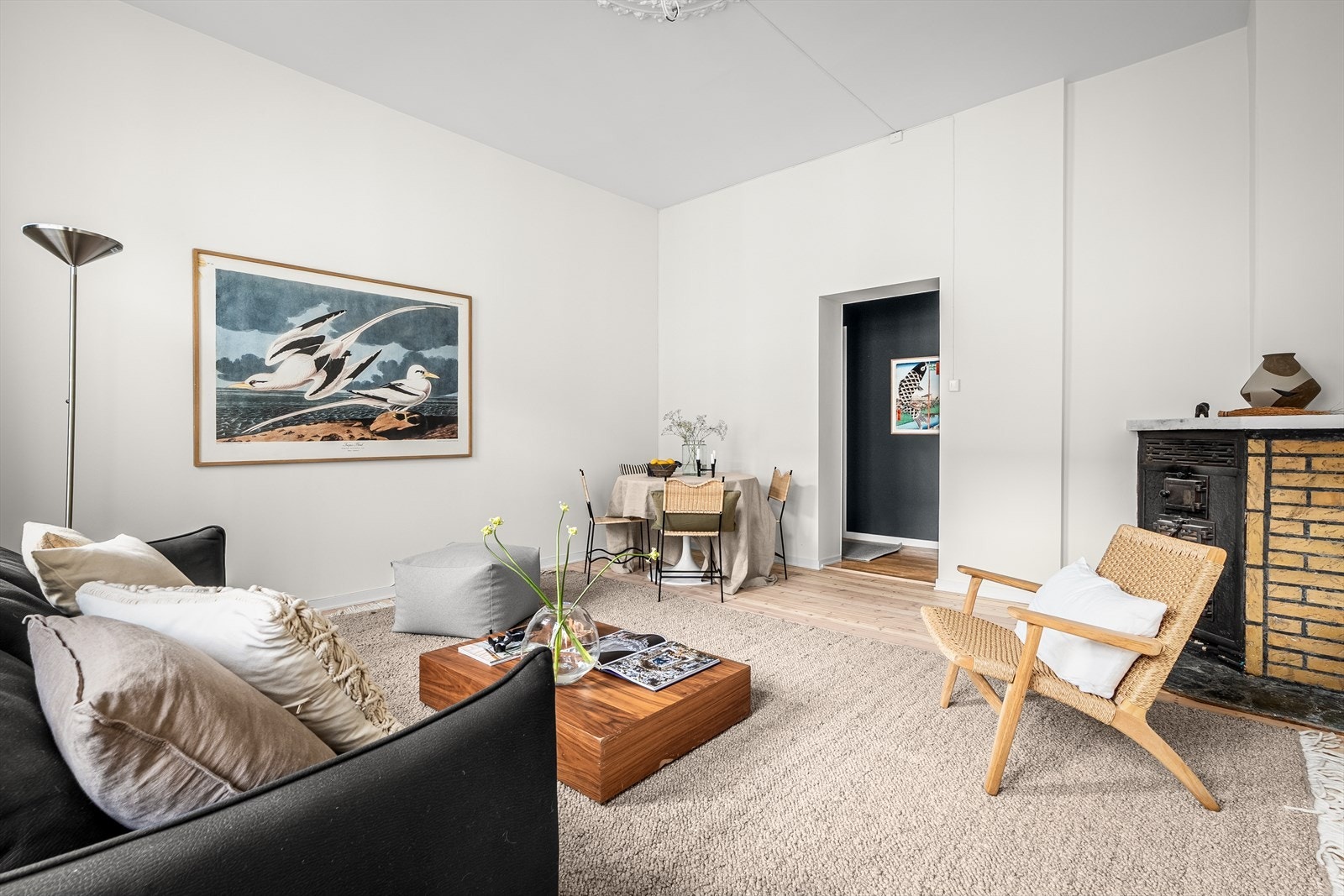 I stuen er det over 3 meter under taket, noe som gir rommet en luftig og god romfølelse. Galleribilde