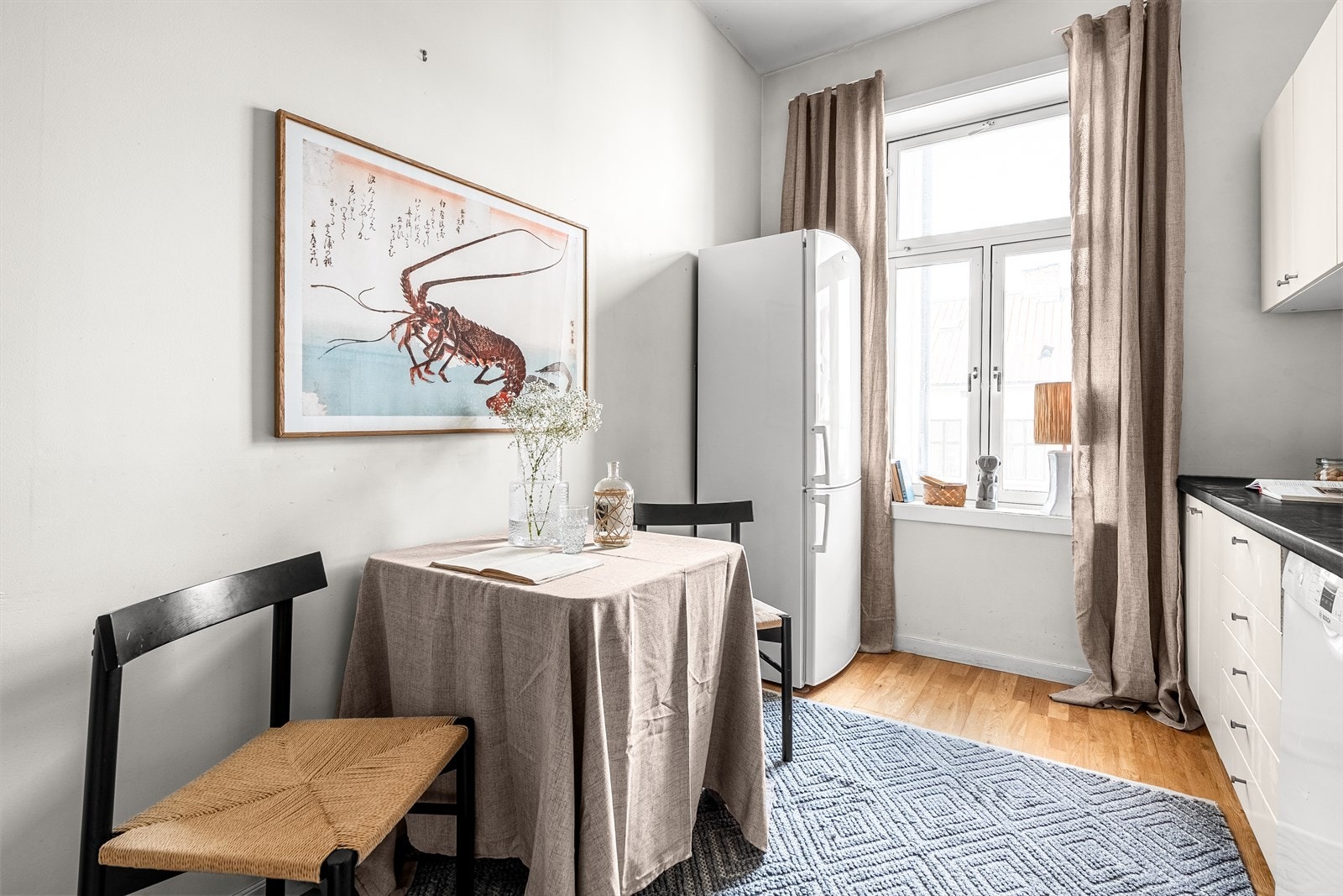 Enkel innredning med slette fronter, laminat benkeplate med oppvaskkum og blandebatteri. Galleribilde