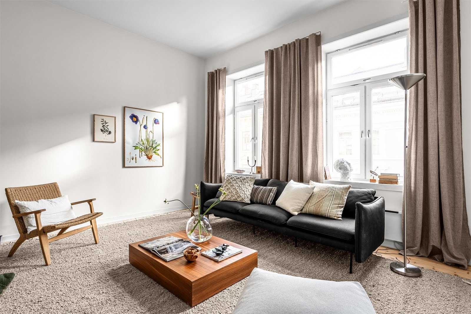 Leiligheten oppleves lys og luftig med store vindusflater som slipper inn rikelig med naturlig lys. Galleribilde