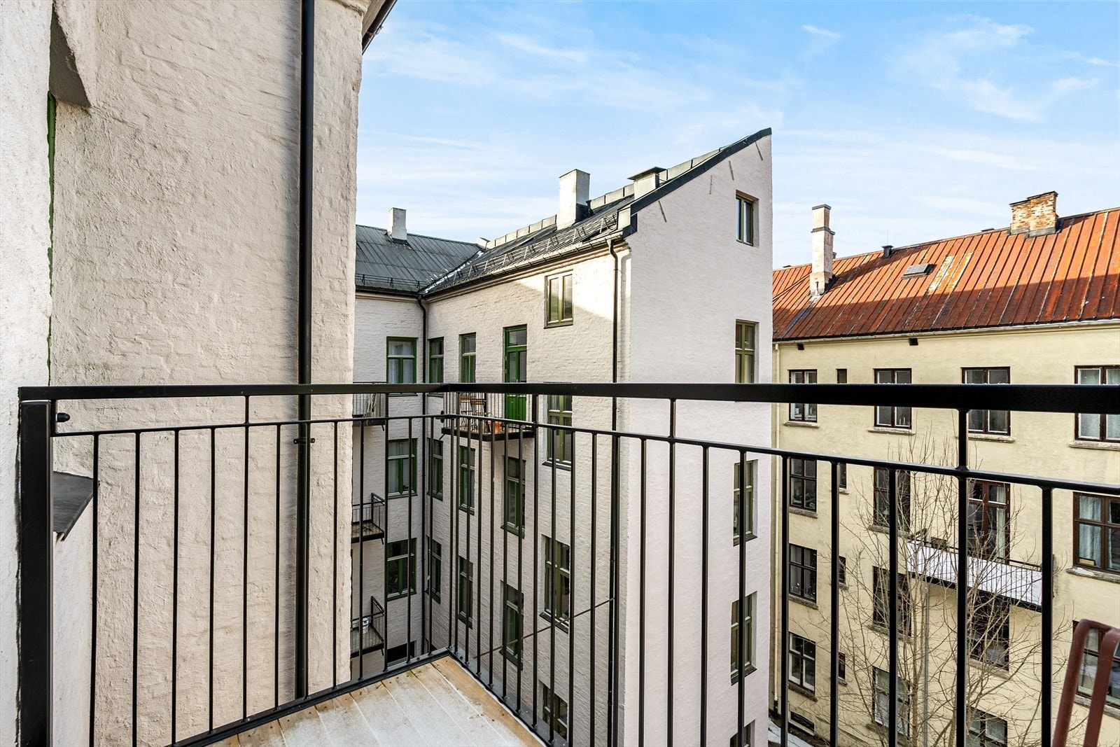 Balkongen ble oppført i 2025 og vender inn mot rolig bakgård. Galleribilde