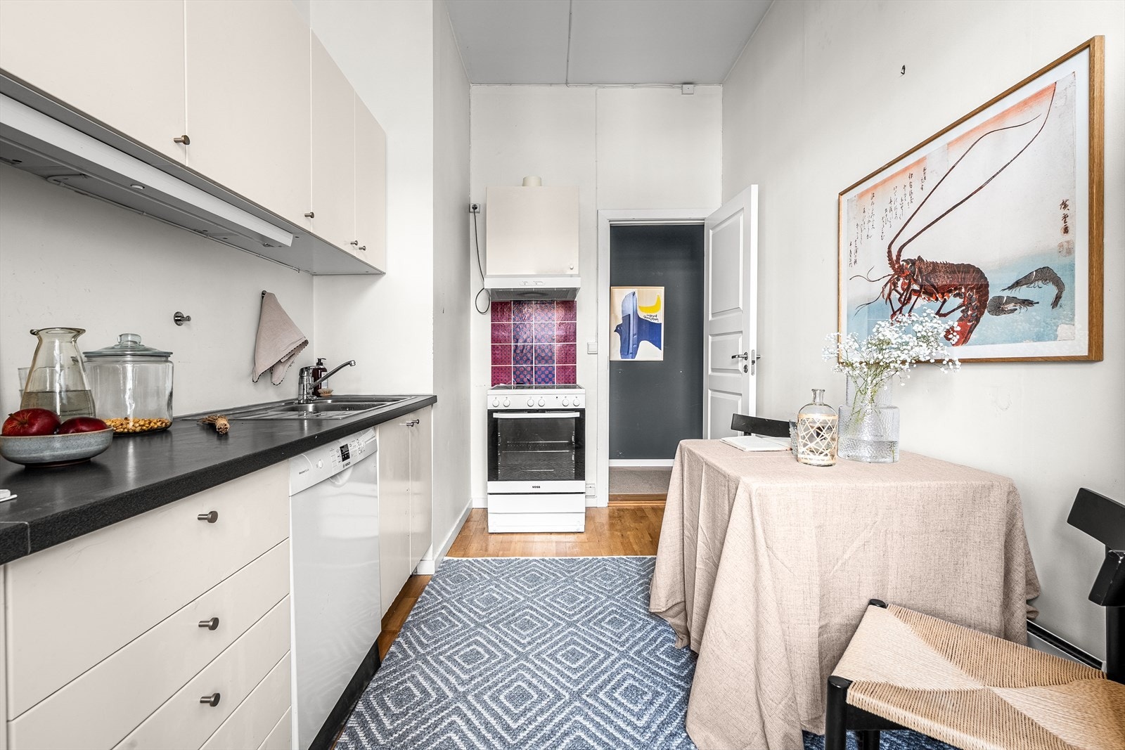 Det er montert kjøl/frys, oppvaskmaskin og komfyr. Avtrekksvifte med kullfilter over komfyr. Galleribilde